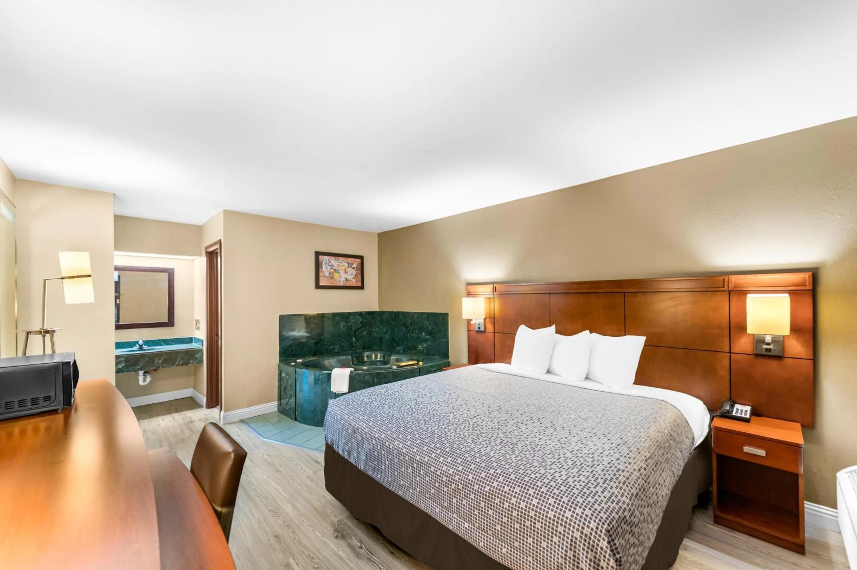 Hot Tub, Bed in Econo Lodge Texarkana I-30