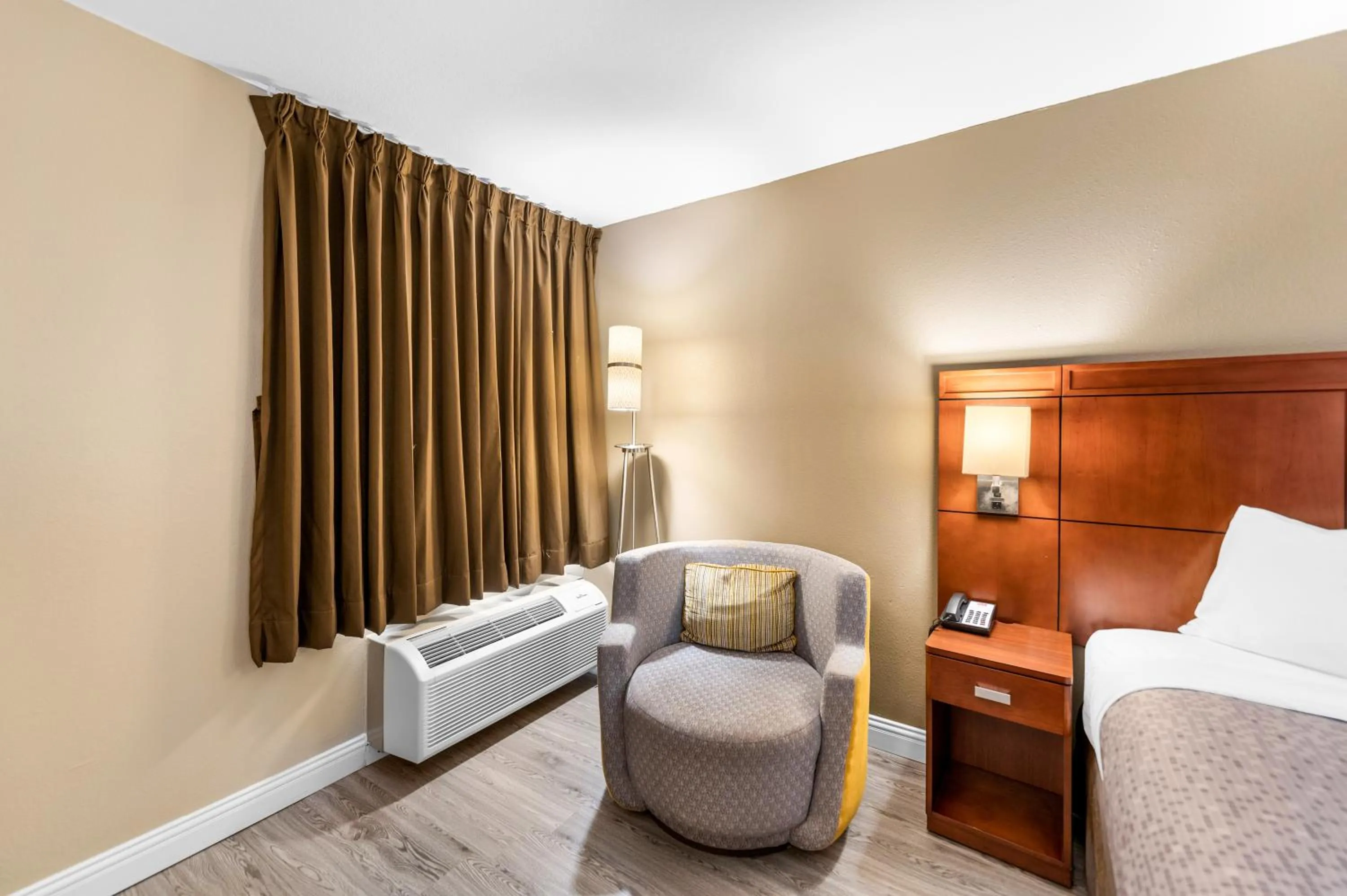 Photo of the whole room, Bed in Econo Lodge Texarkana I-30