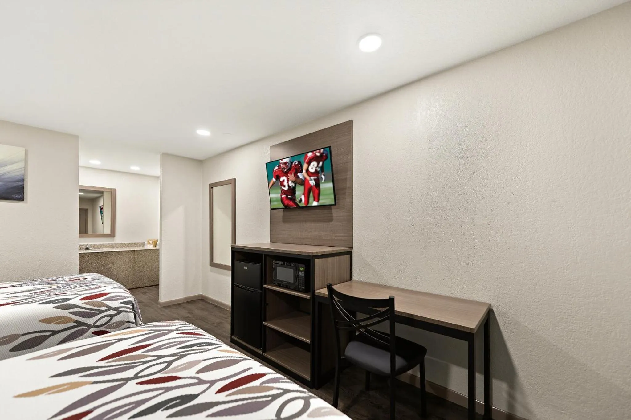 Photo of the whole room, Bed in Red Roof Inn Nacogdoches