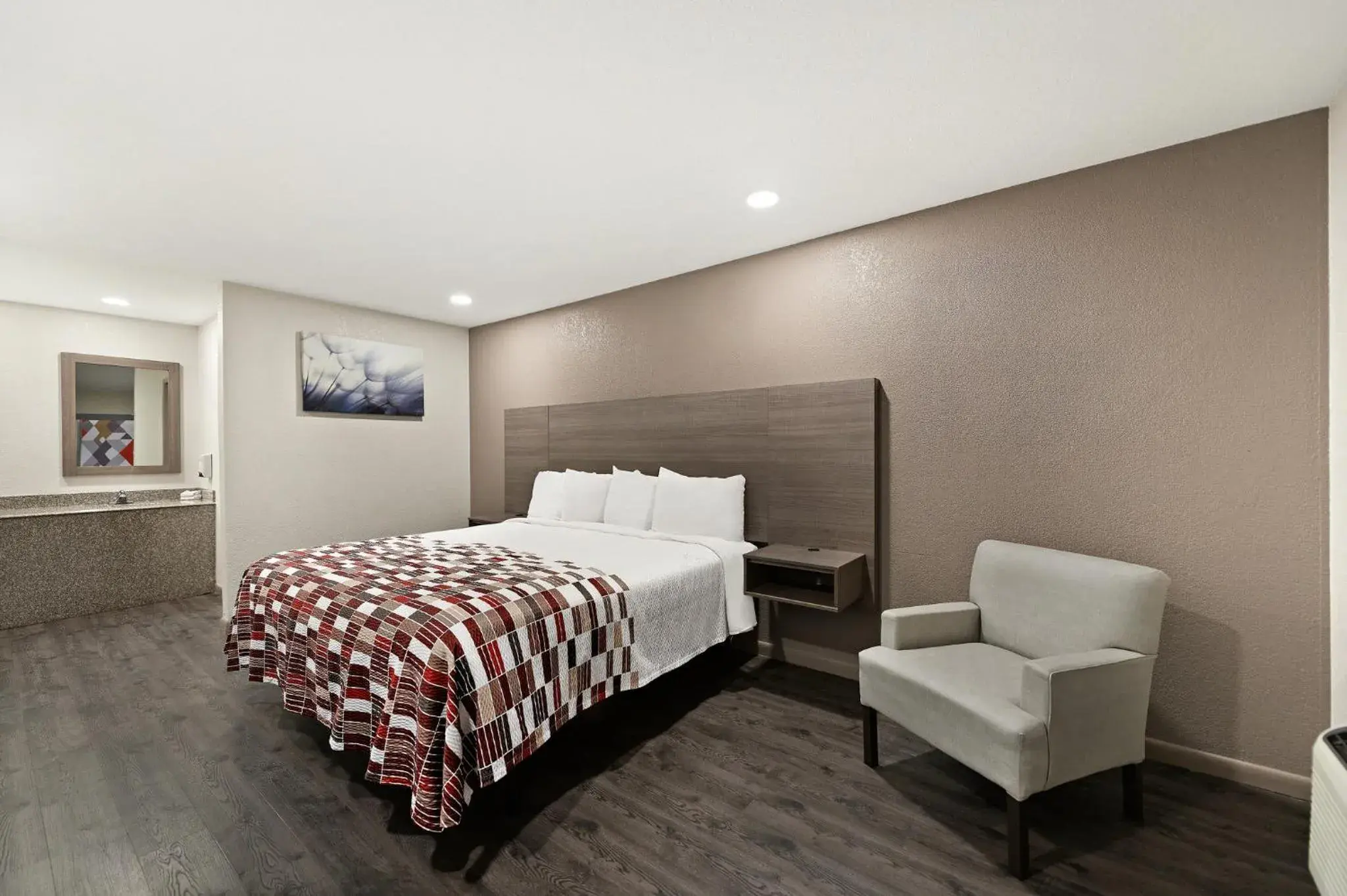 Superior King Room Non-Smoking in Red Roof Inn Nacogdoches Superior King Room Non-Smoking in Red Roof Inn Nacogdoches