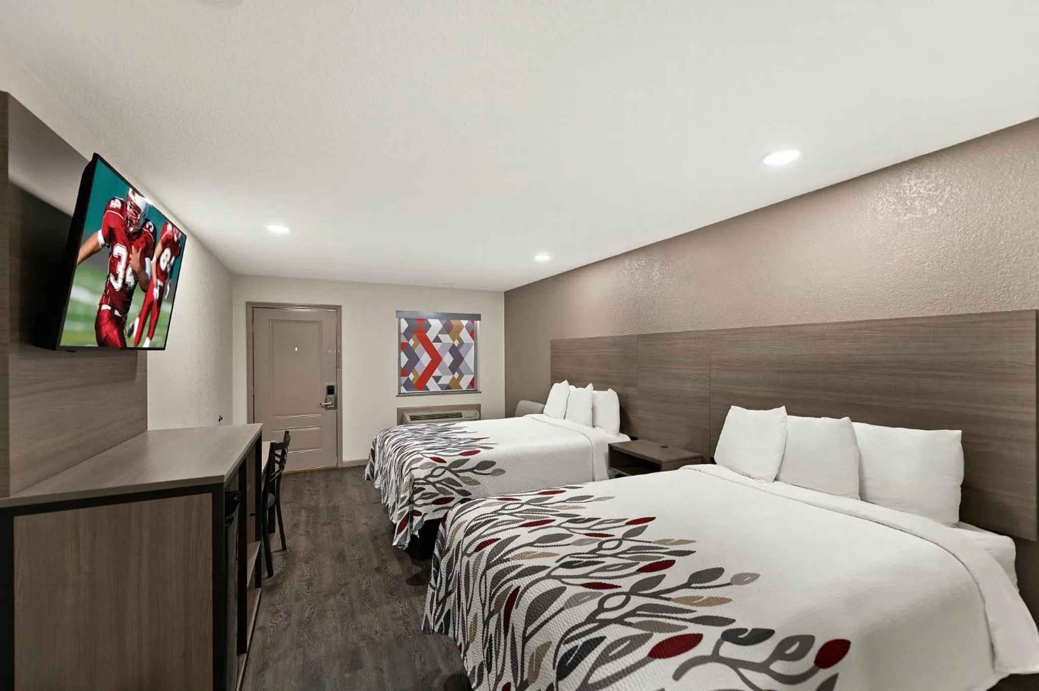 Photo of the whole room, Bed in Red Roof Inn Nacogdoches