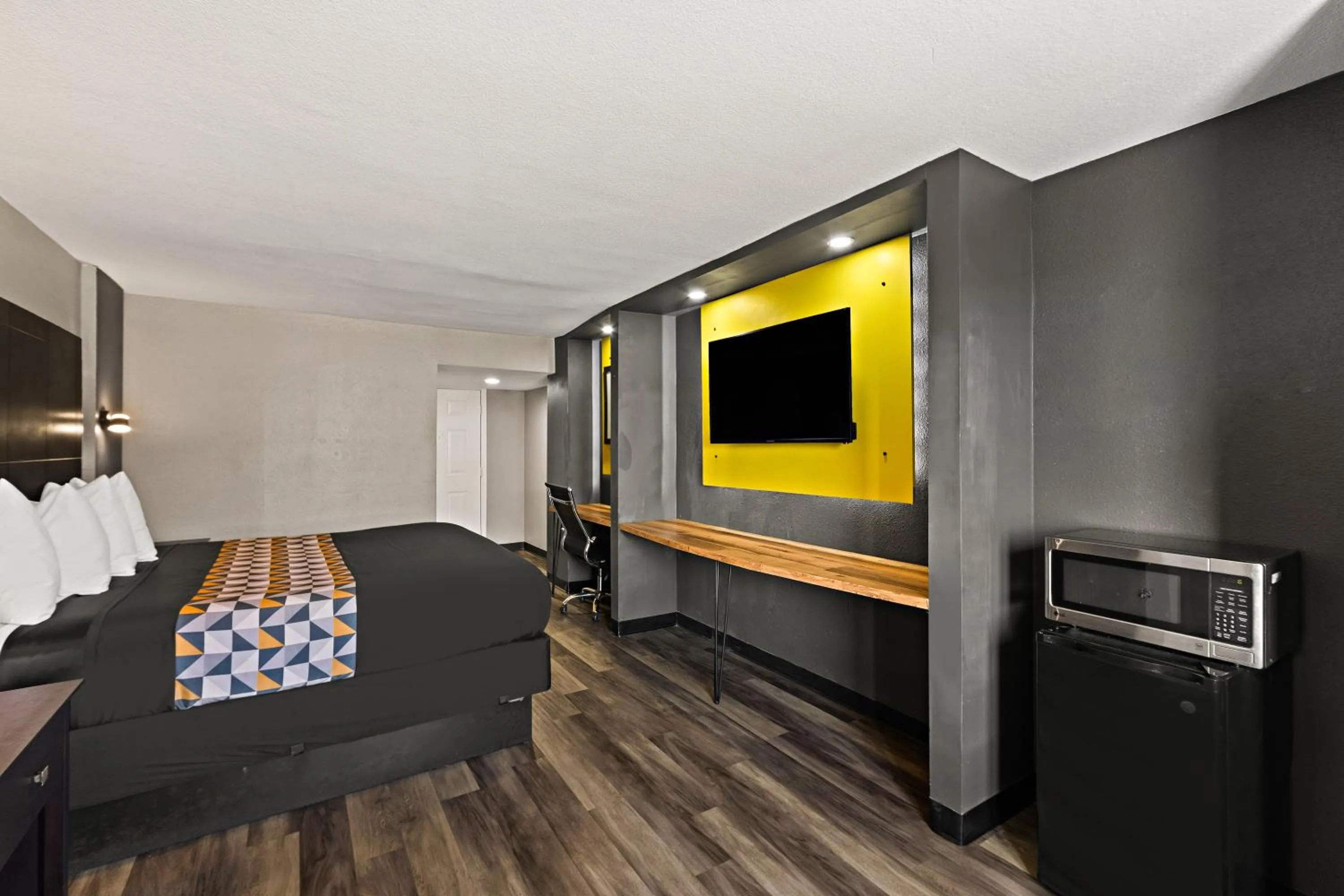 Photo of the whole room in Scottish Inns Austin Downtown