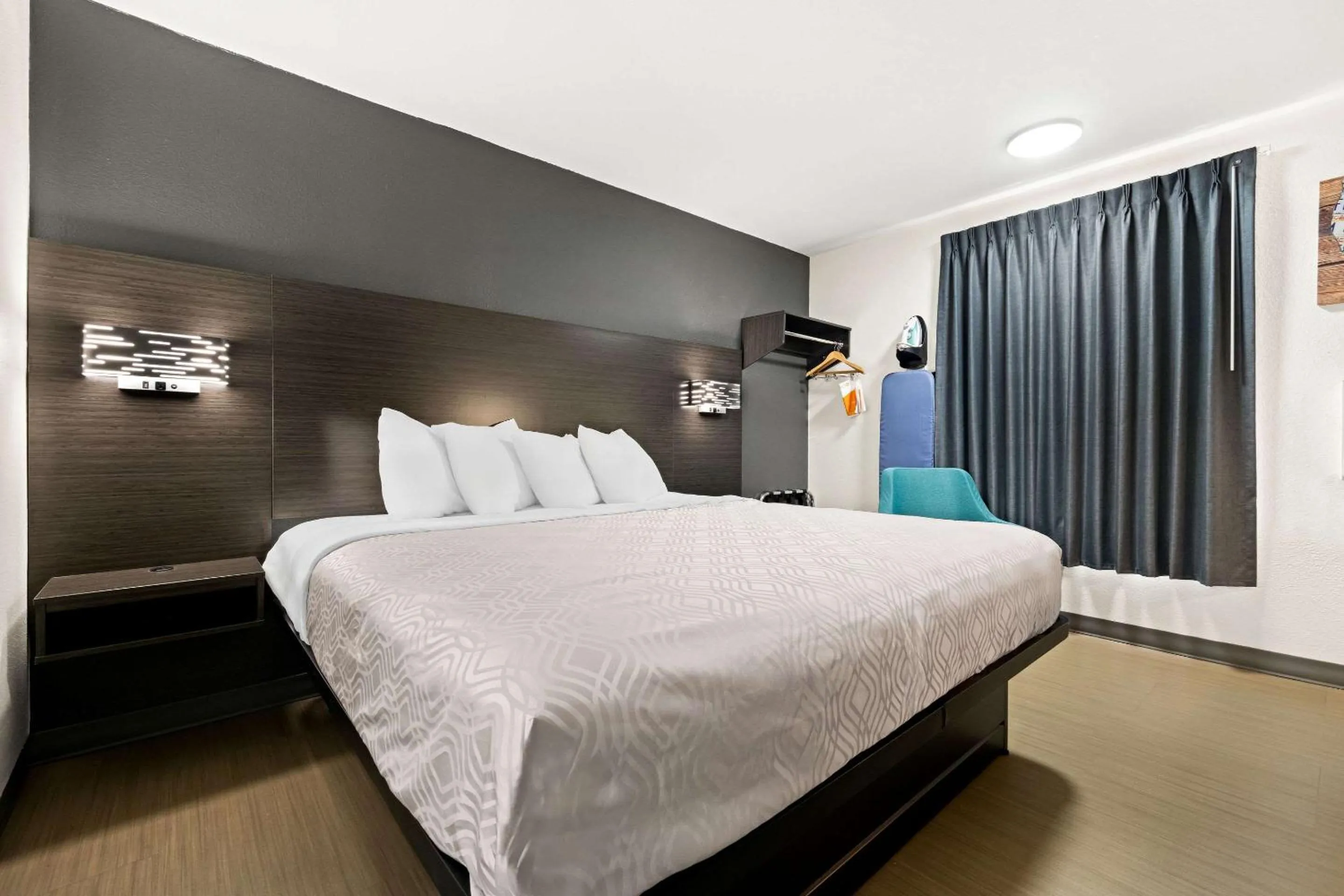 Bedroom, Bed in Econo Lodge Dumas