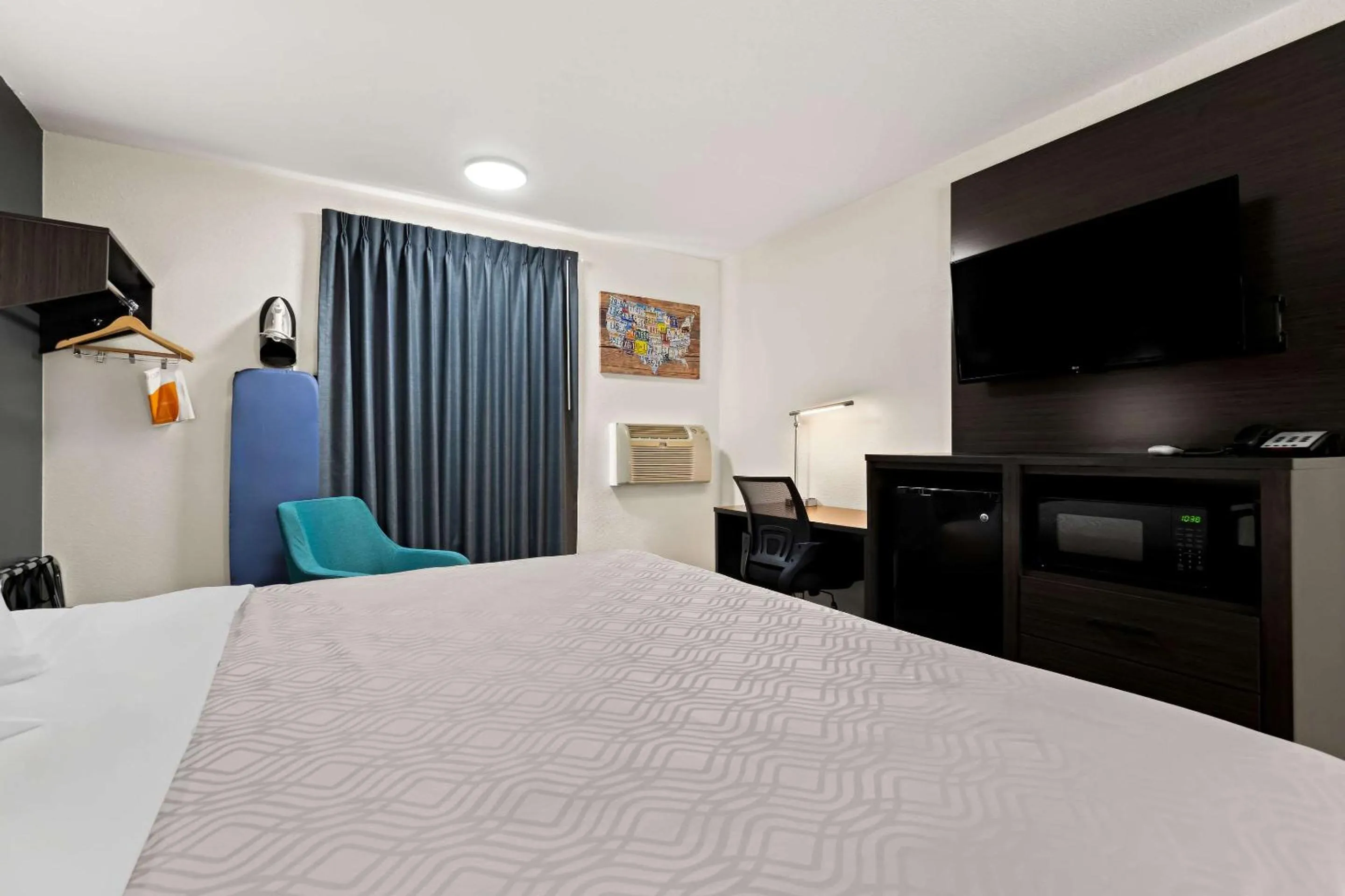 Bedroom, Bed in Econo Lodge Dumas