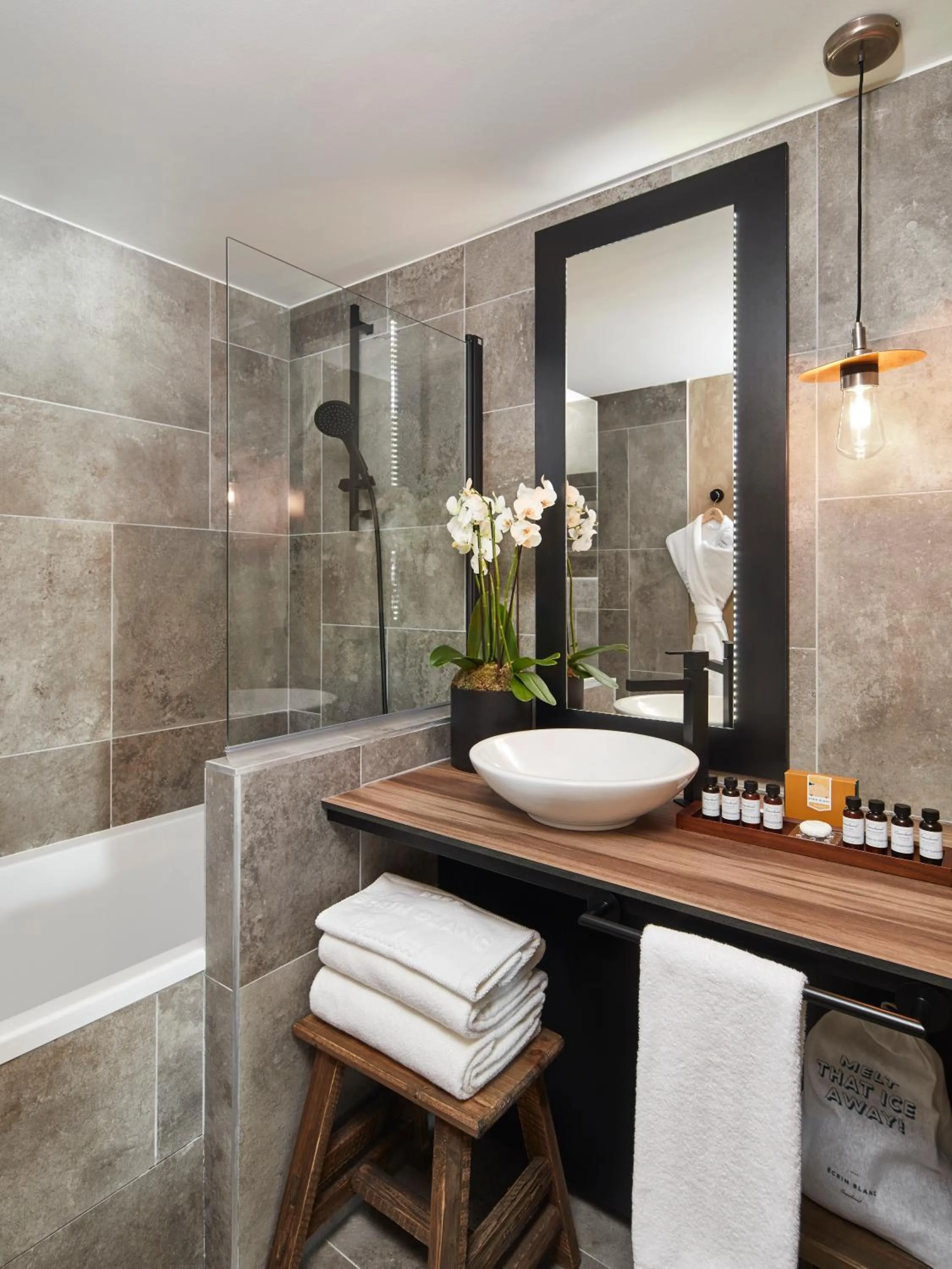 Shower in Ecrin Blanc Resort Courchevel - Aquapark