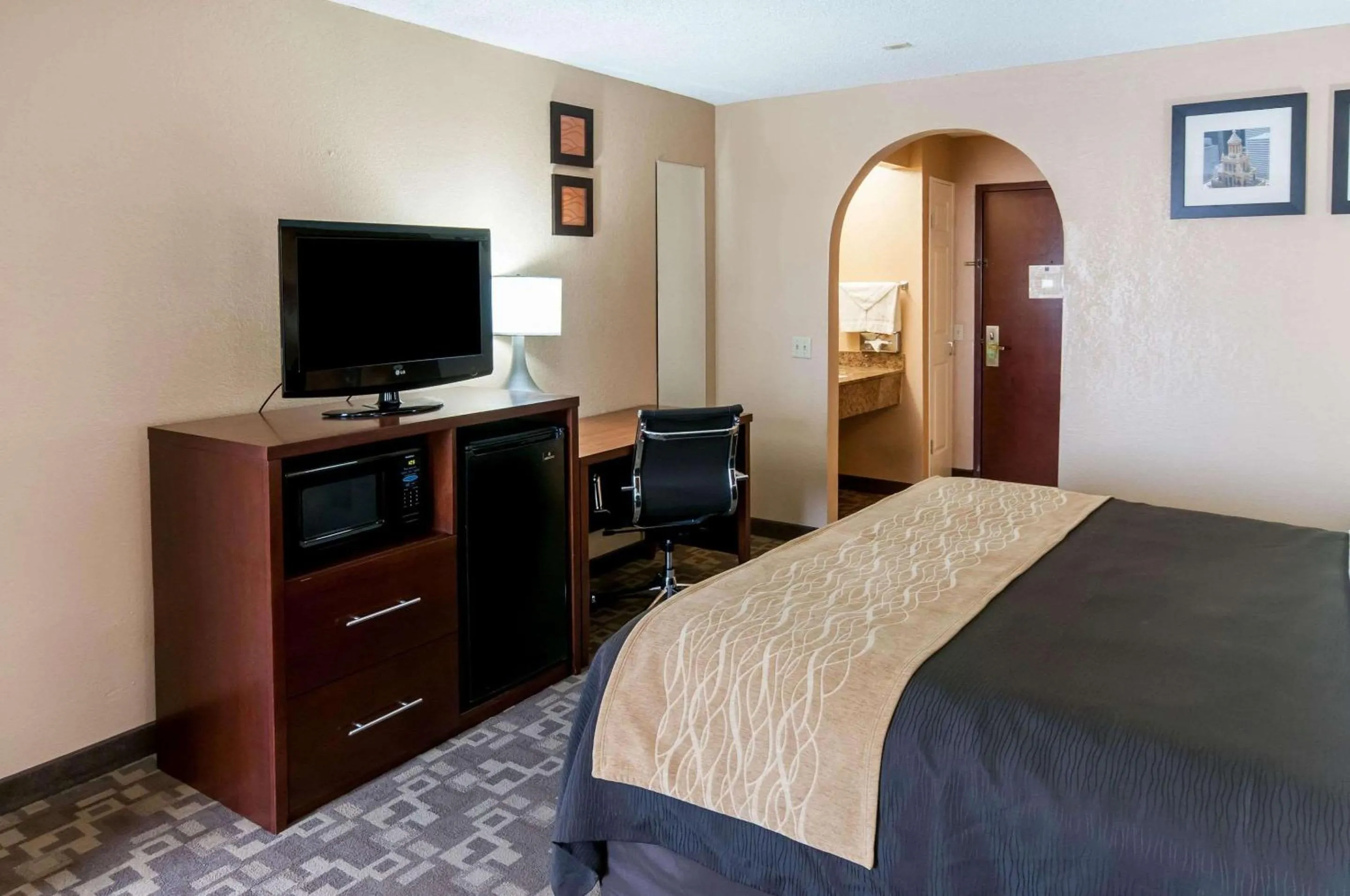 Photo of the whole room, Bed in Comfort Inn North Conroe