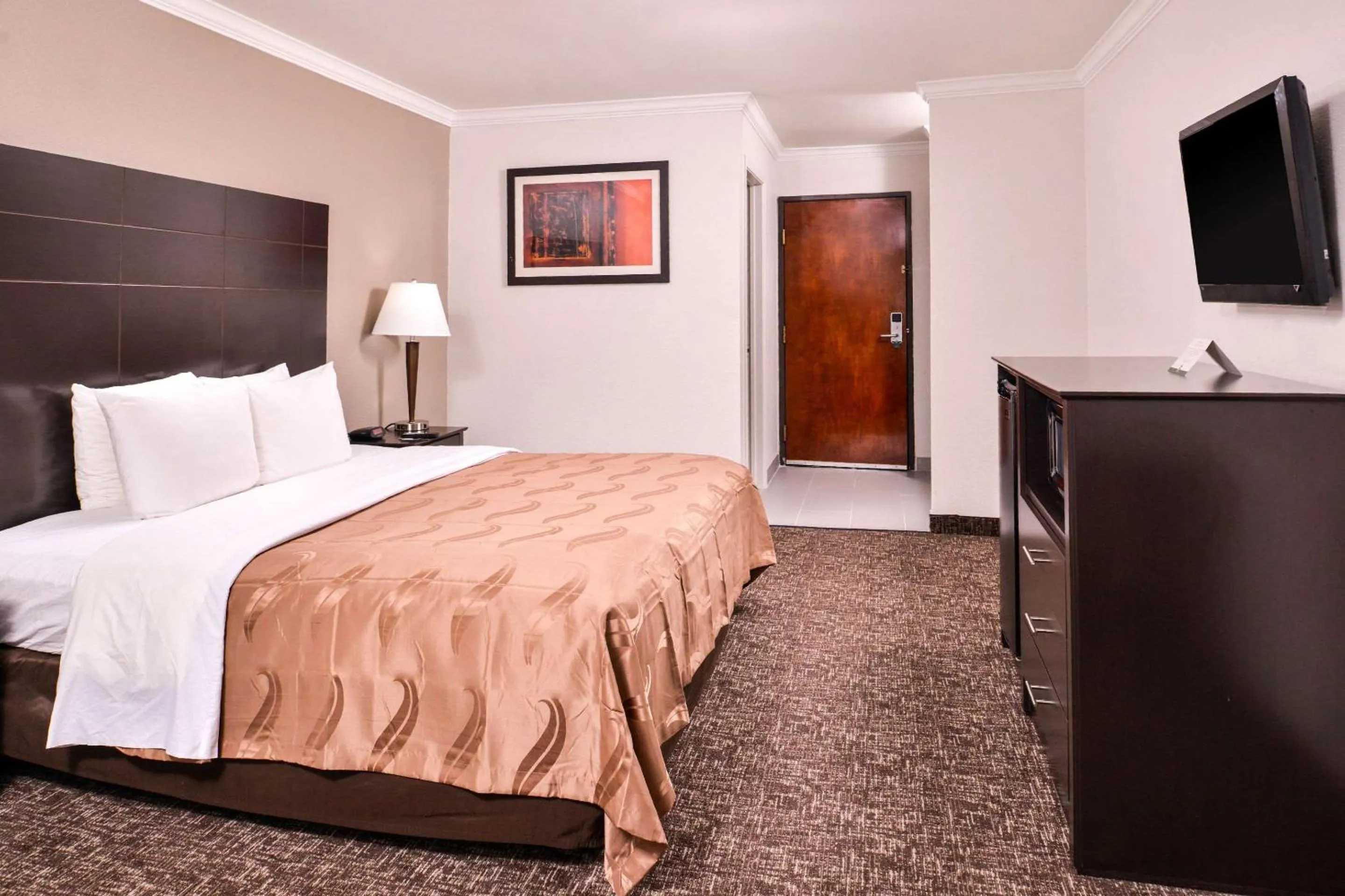 Photo of the whole room, Bed in Quality Inn & Suites Beaumont