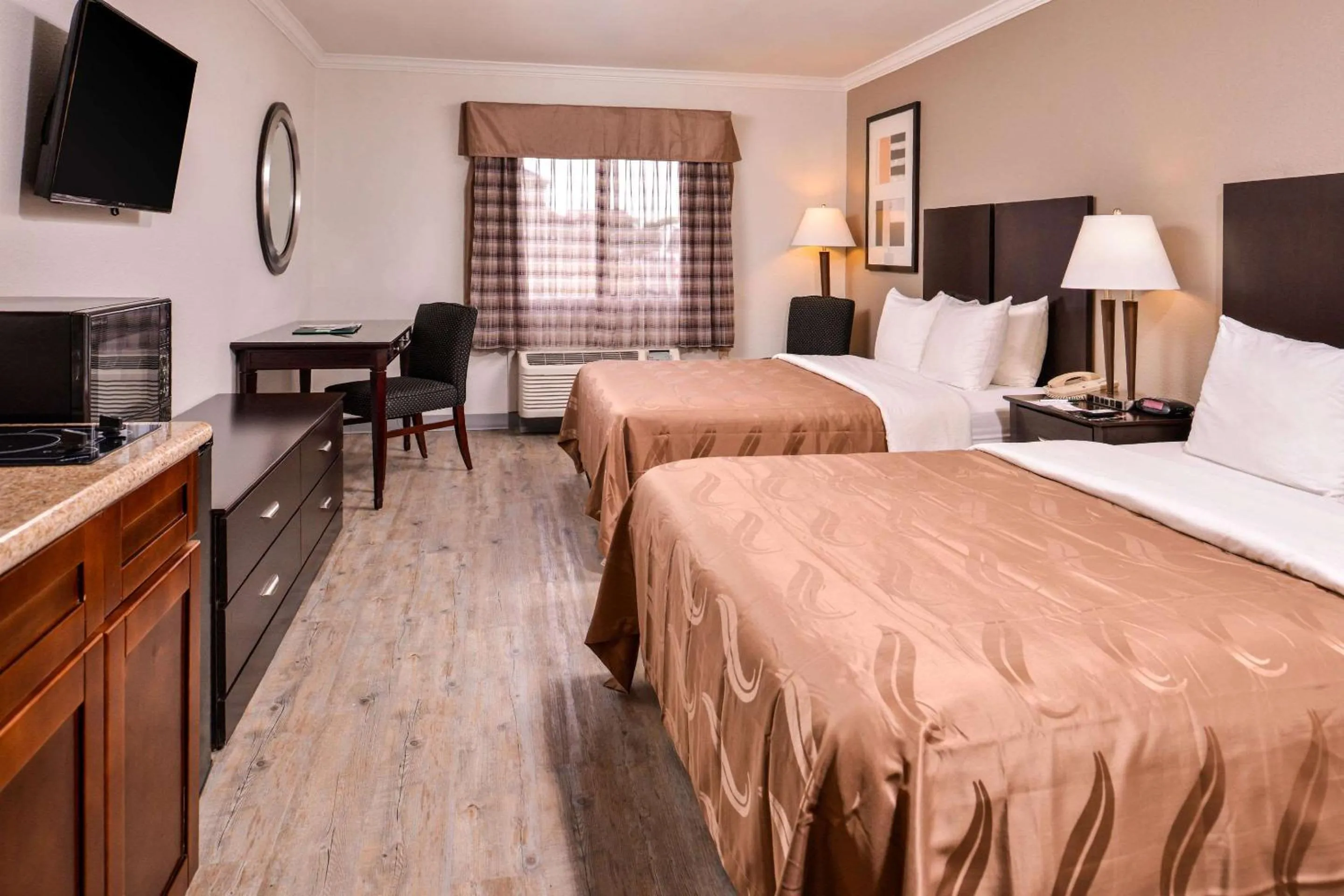 Photo of the whole room, Bed in Quality Inn & Suites Beaumont