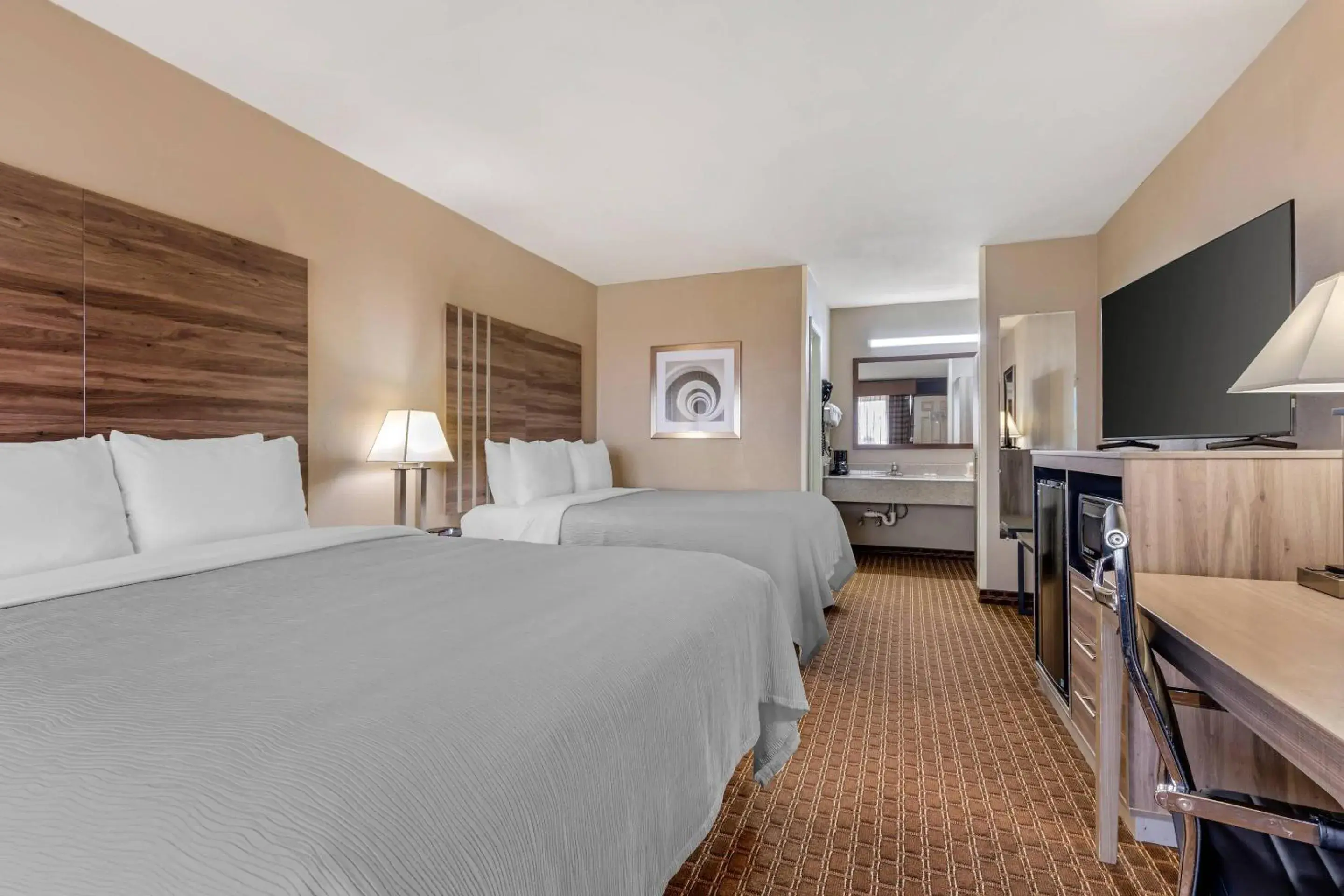 Queen Room with Two Queen Beds - Smoking in Quality Inn Paris Texas Queen Room with Two Queen Beds - Smoking in Quality Inn Paris Texas