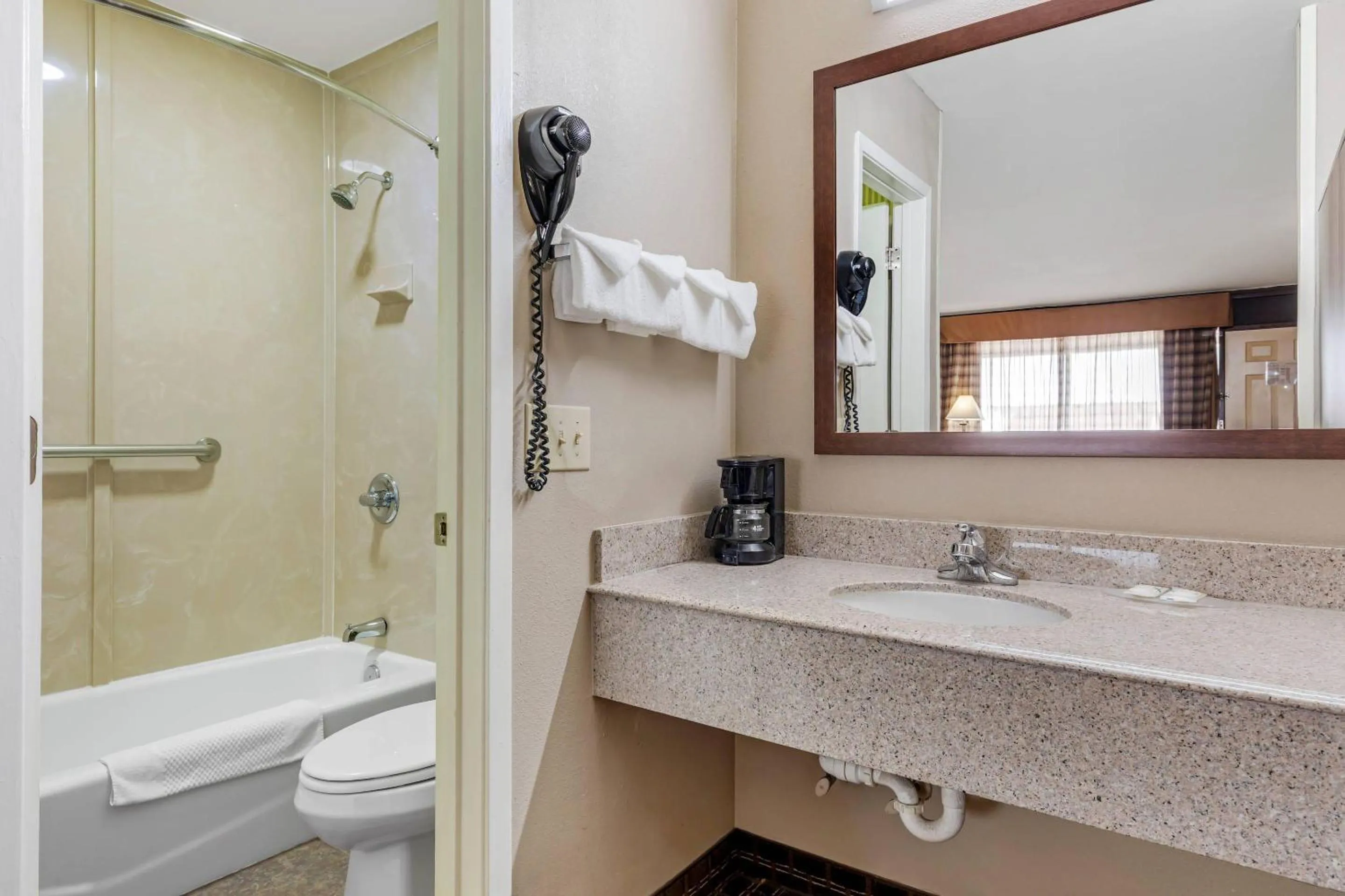 Bedroom in Quality Inn Paris Texas