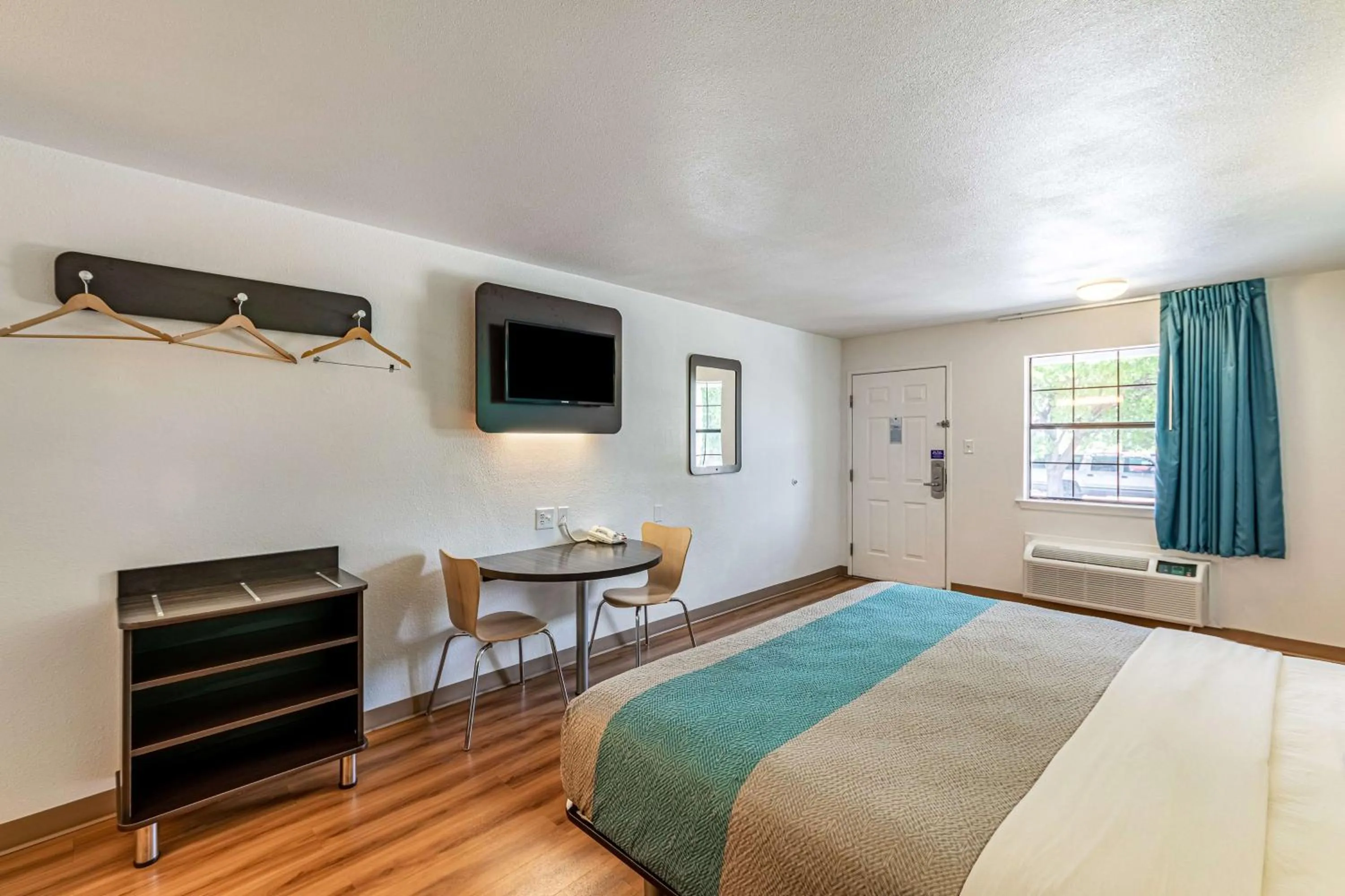 TV and multimedia, Bed in Motel 6-Georgetown, TX