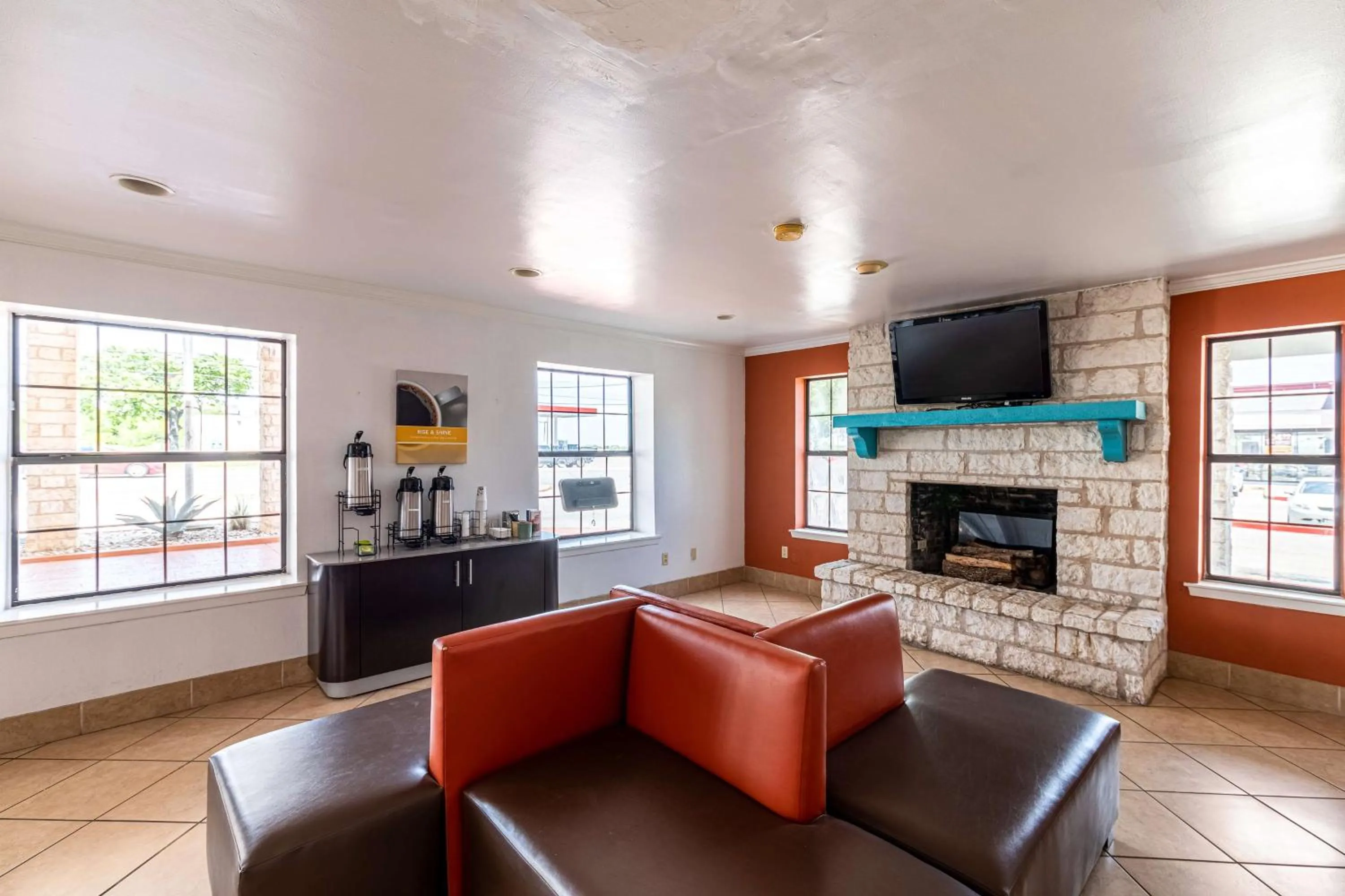 Communal lounge/ TV room in Motel 6-Georgetown, TX