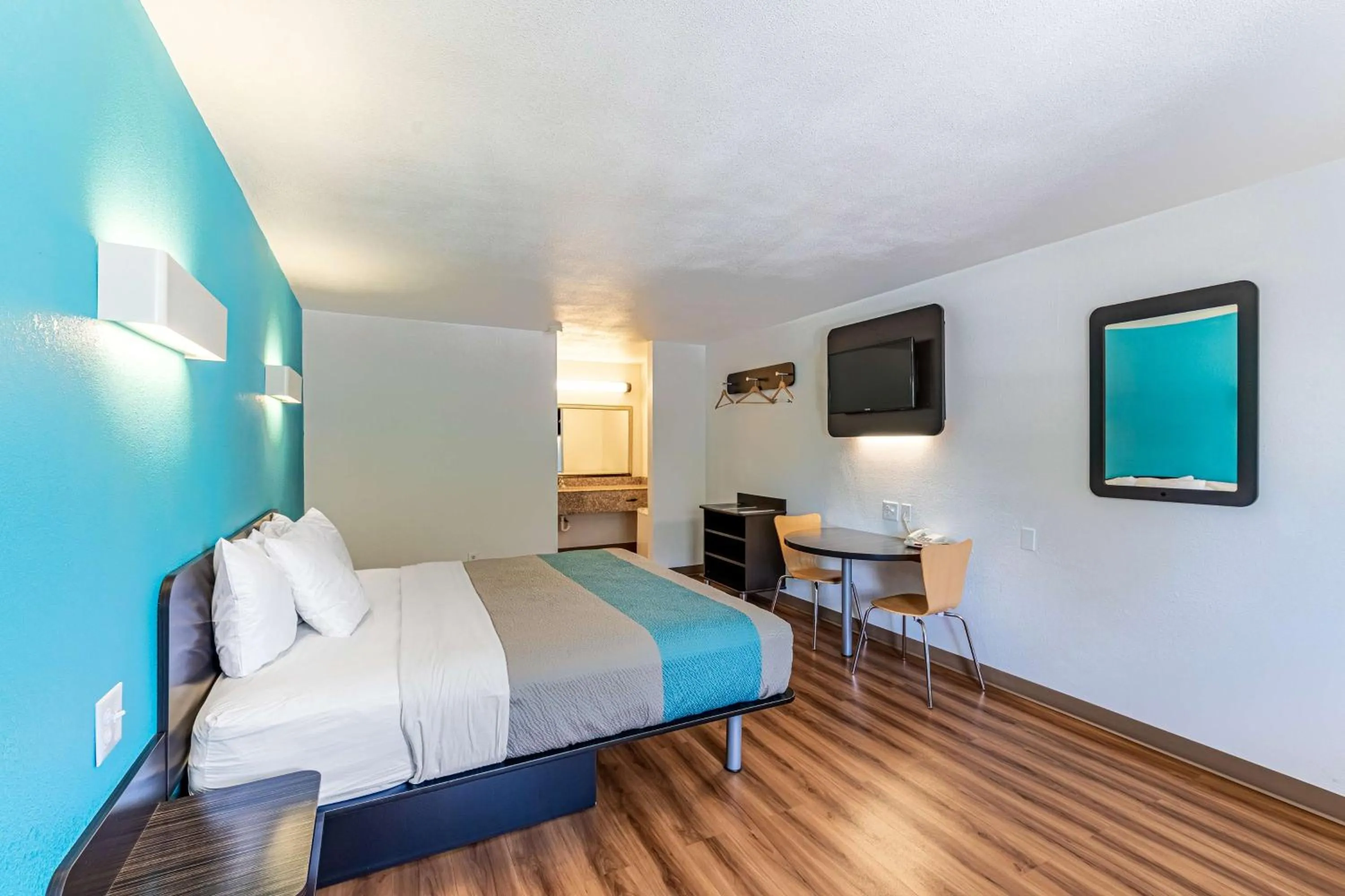 TV and multimedia, Bed in Motel 6-Georgetown, TX