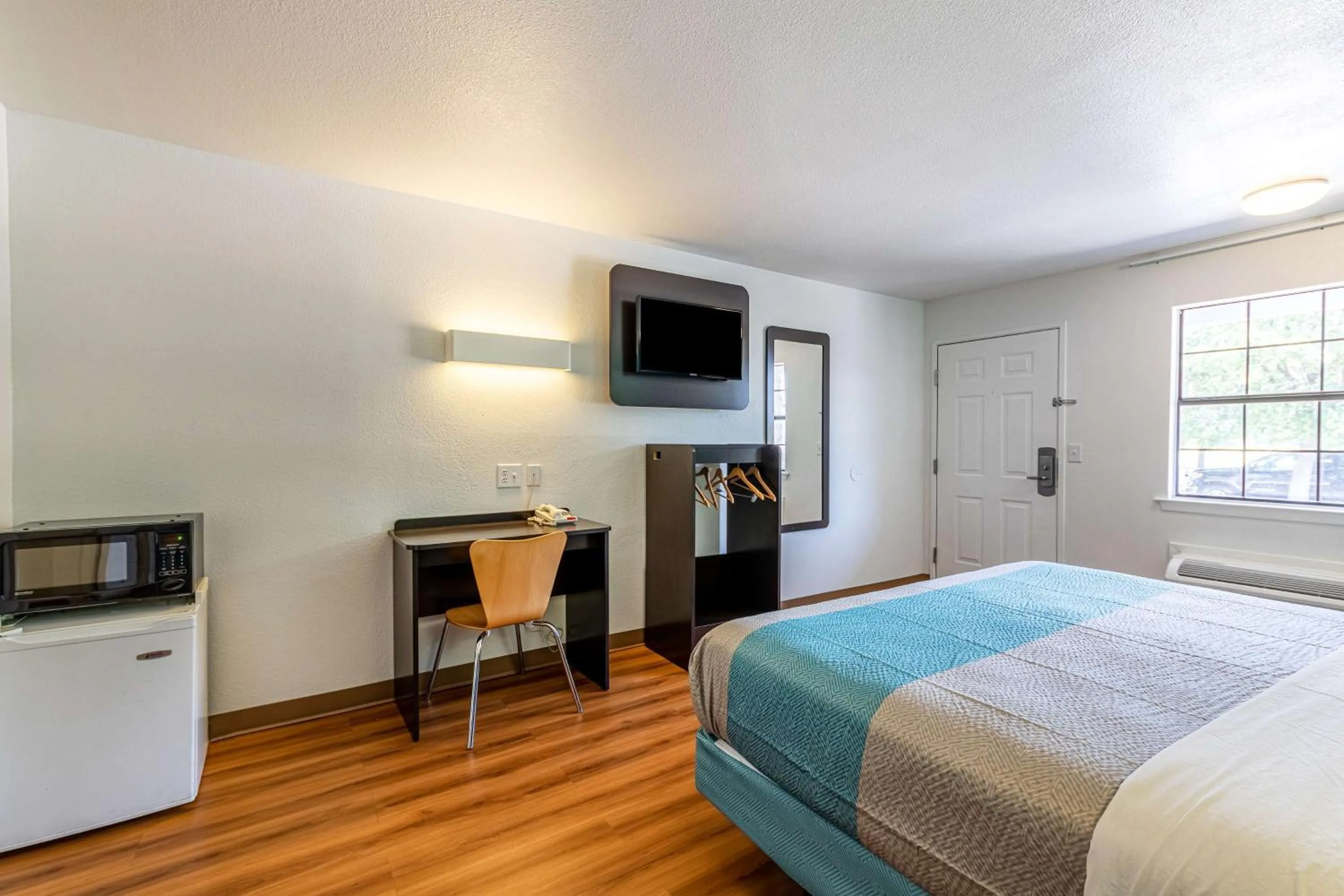 TV and multimedia, Bed in Motel 6-Georgetown, TX