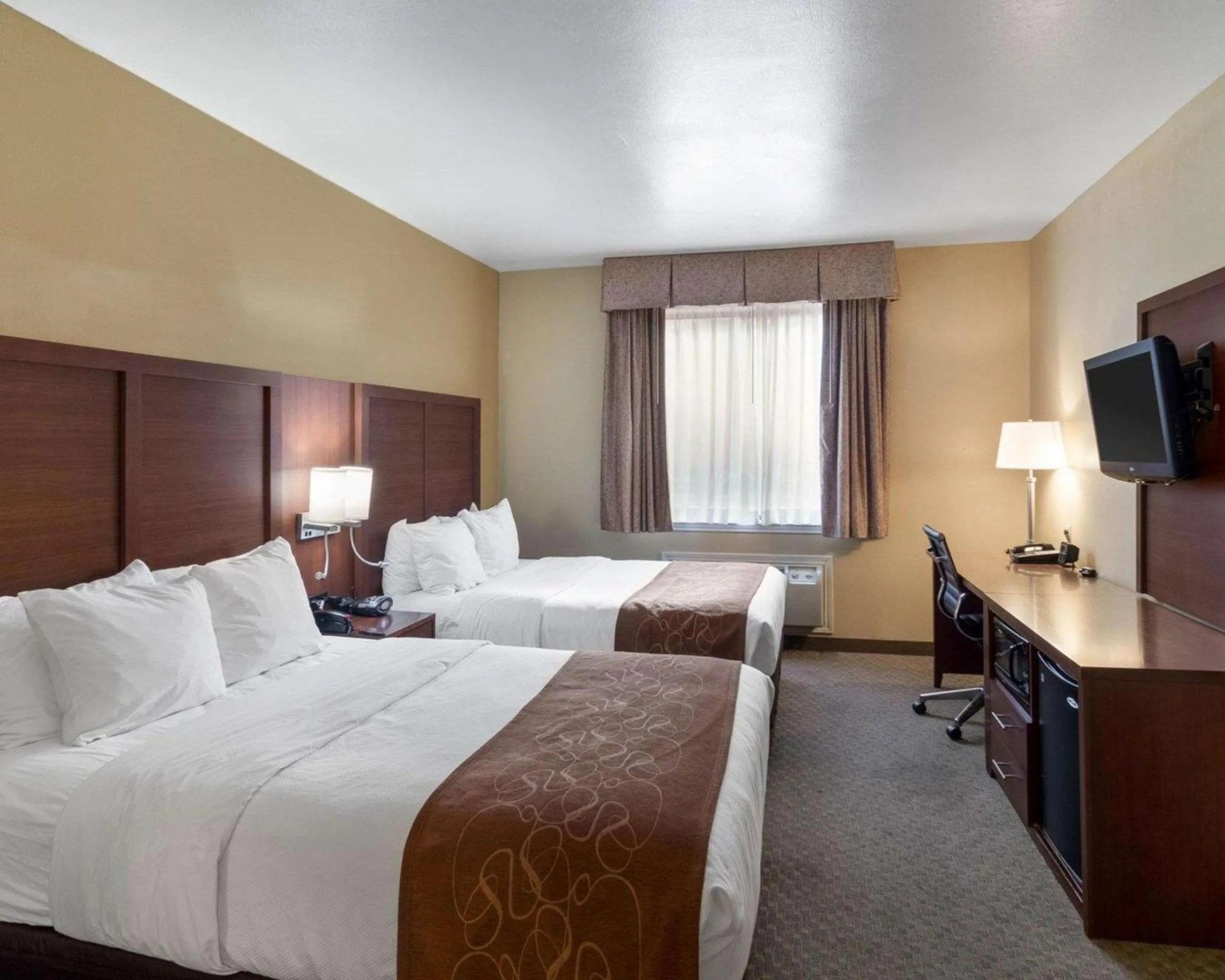 Photo of the whole room, Bed in Quality Suites Midland North Loop 250