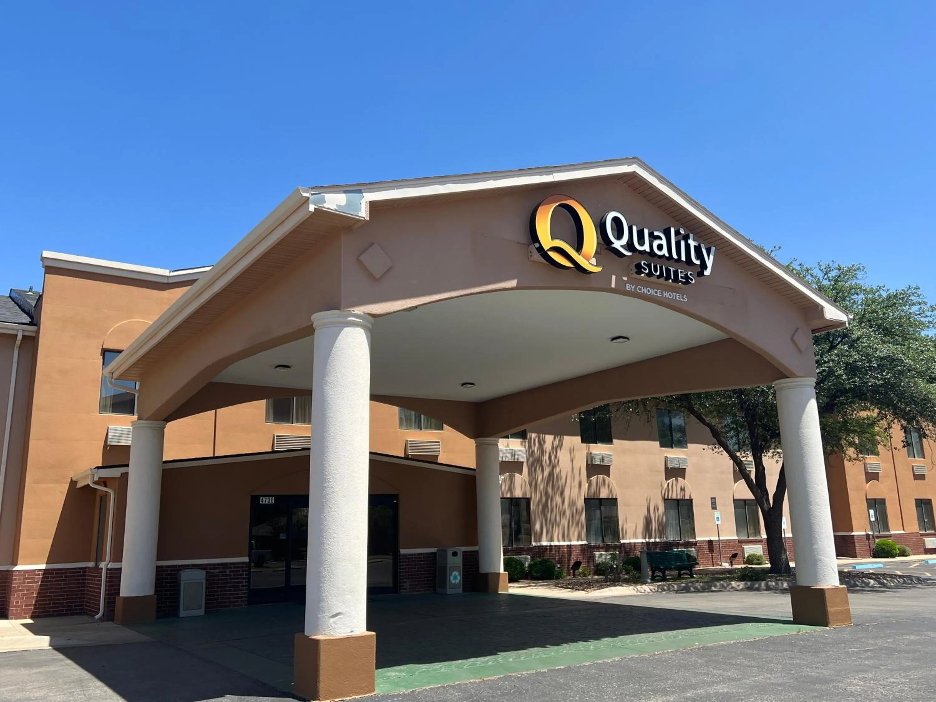 Property building in Quality Suites Midland North Loop 250