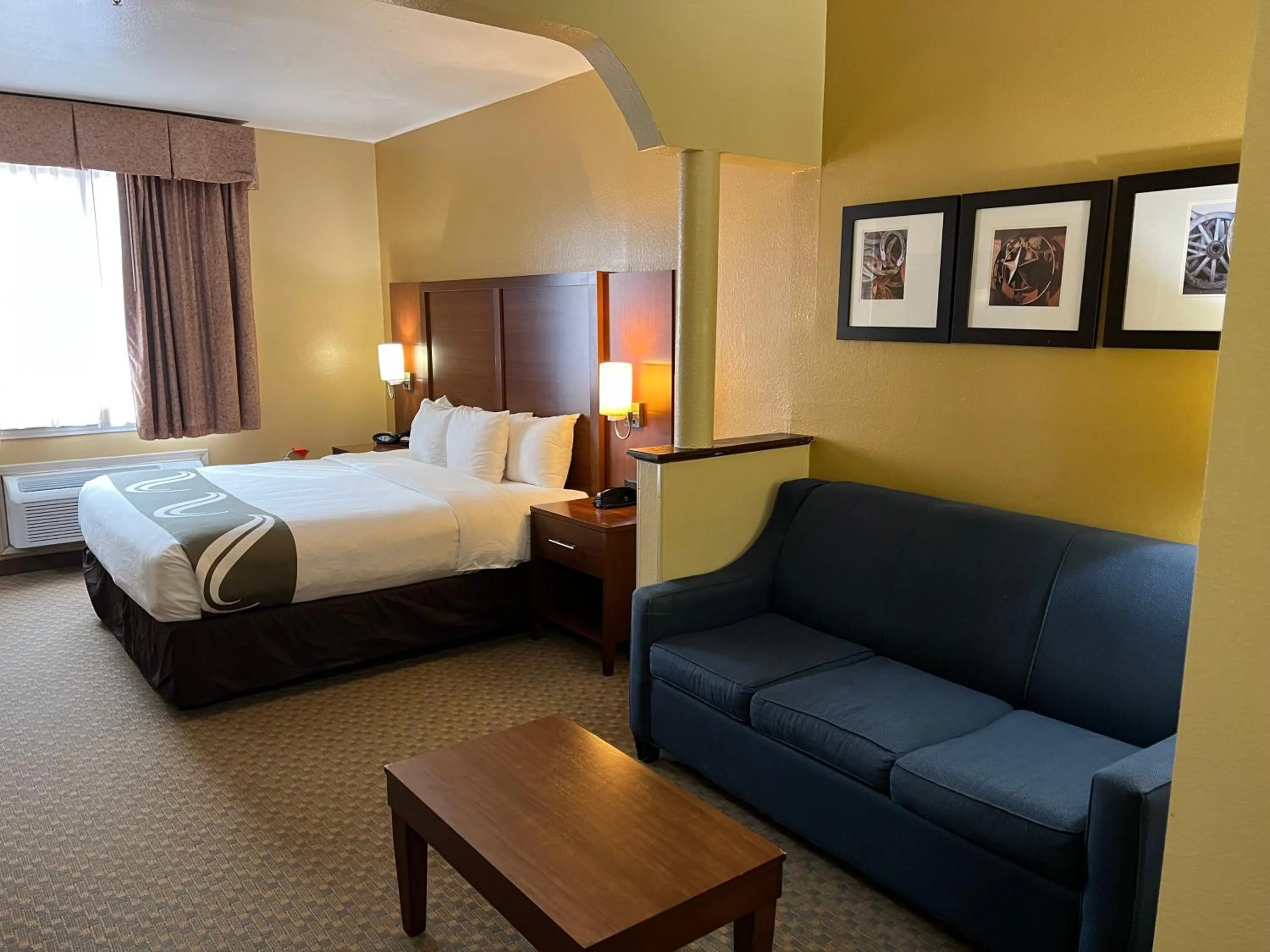 Photo of the whole room, Bed in Quality Suites Midland North Loop 250