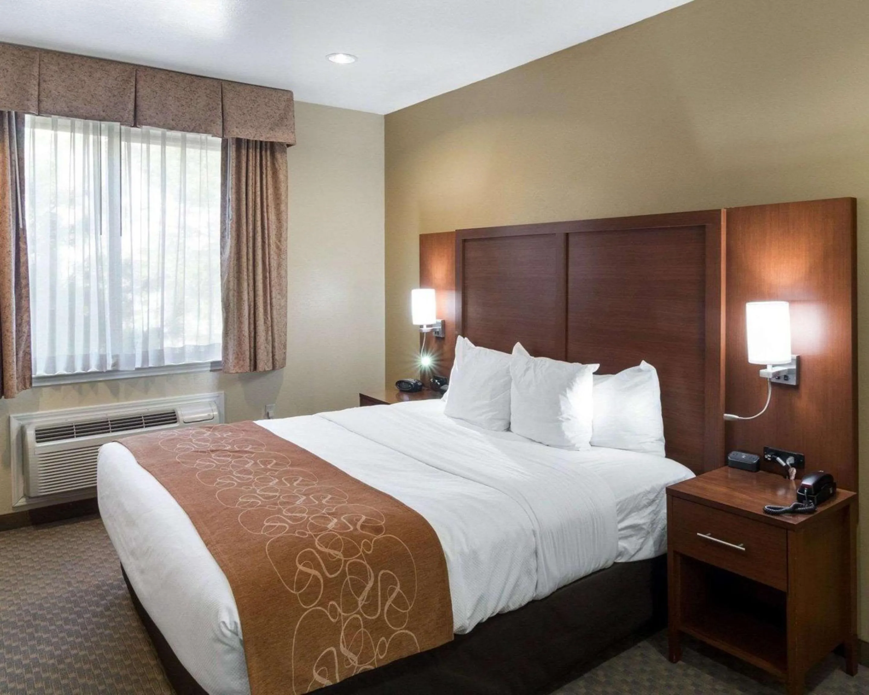 Bedroom, Bed in Quality Suites Midland North Loop 250