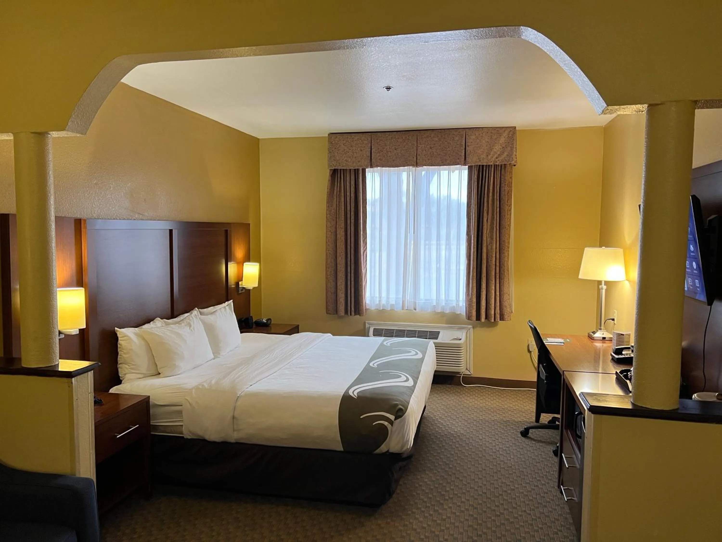 Bed in Quality Suites Midland North Loop 250