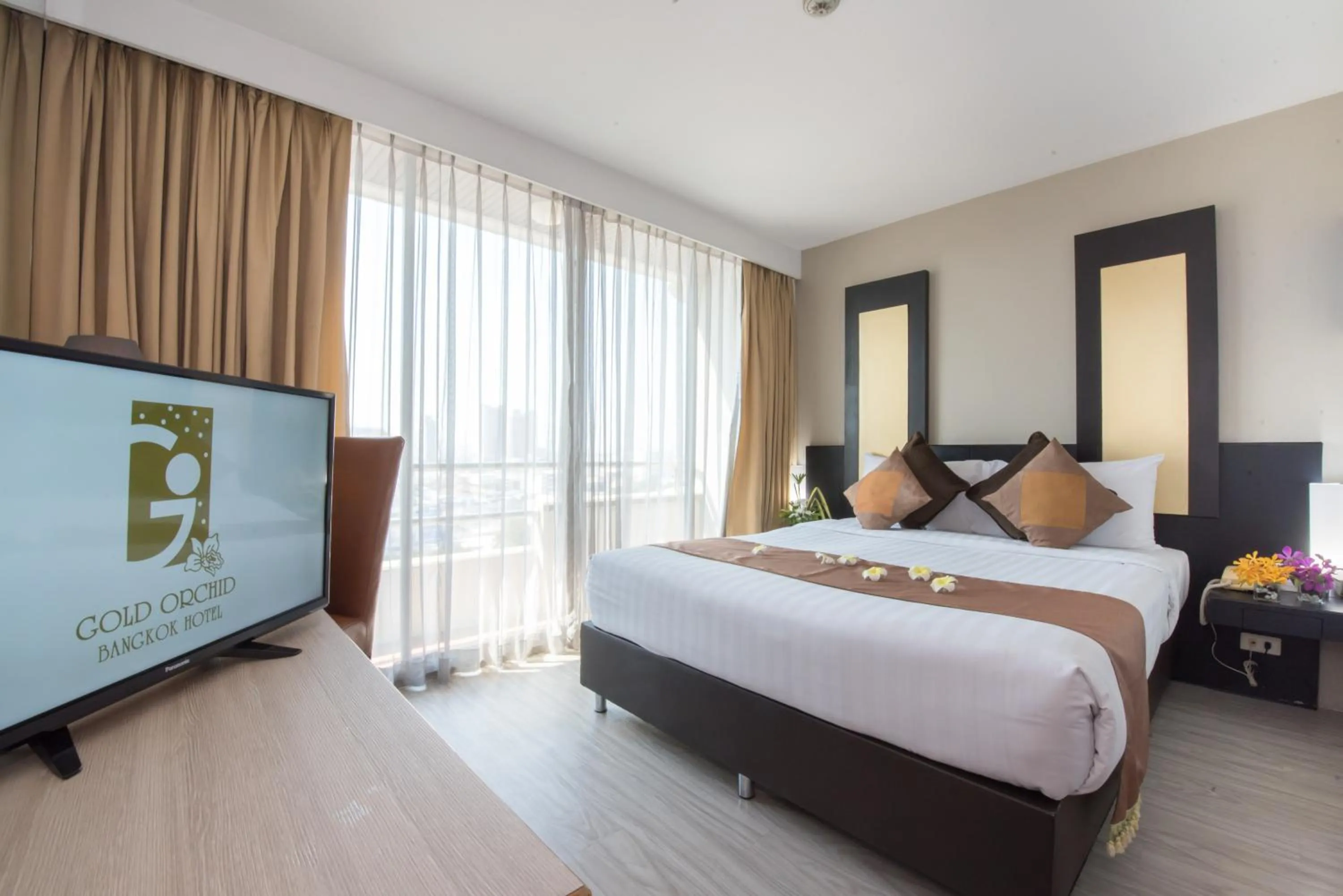 Bed in Gold Orchid Bangkok Hotel