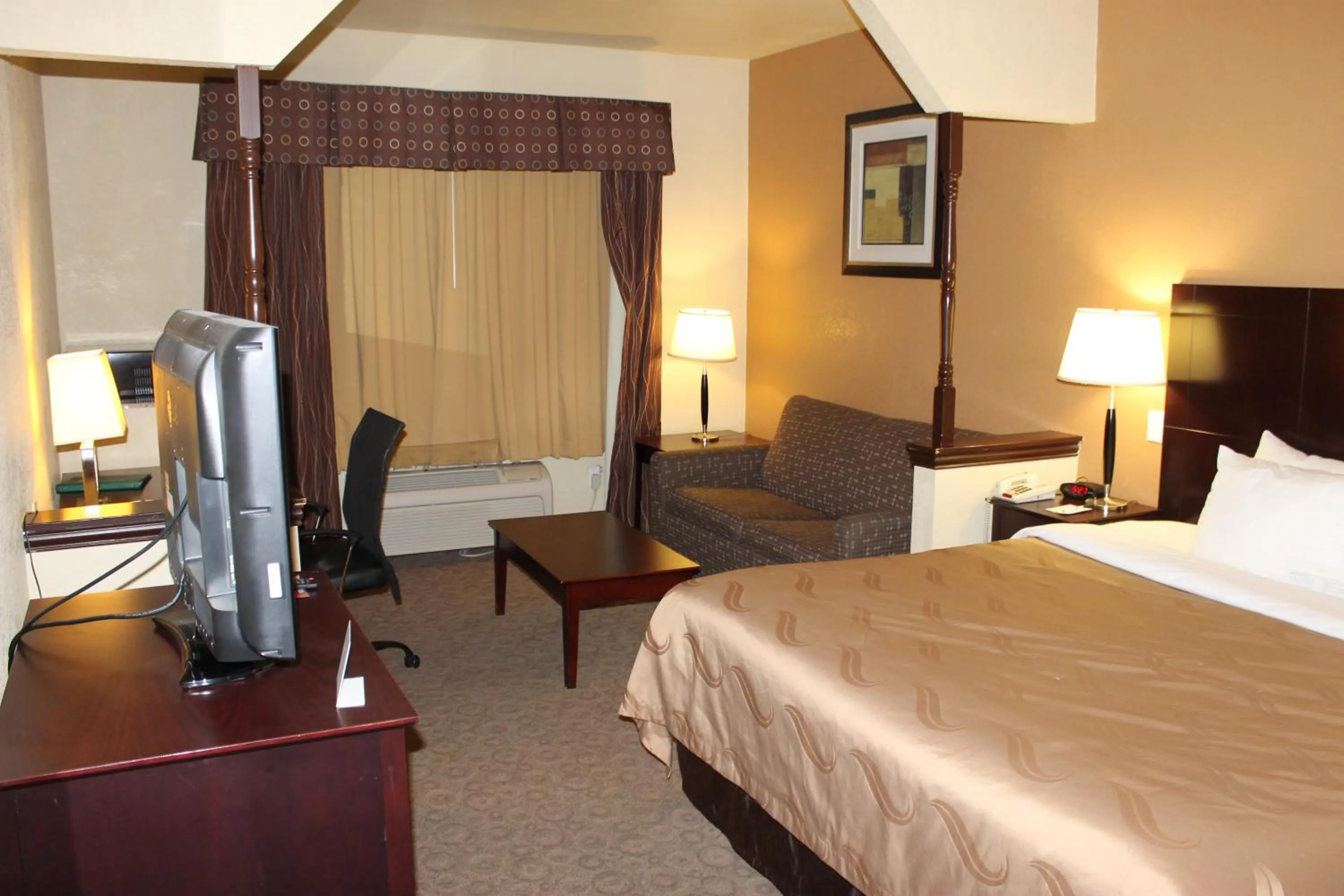 Seating area, Bed in Quality Inn & Suites Terrell