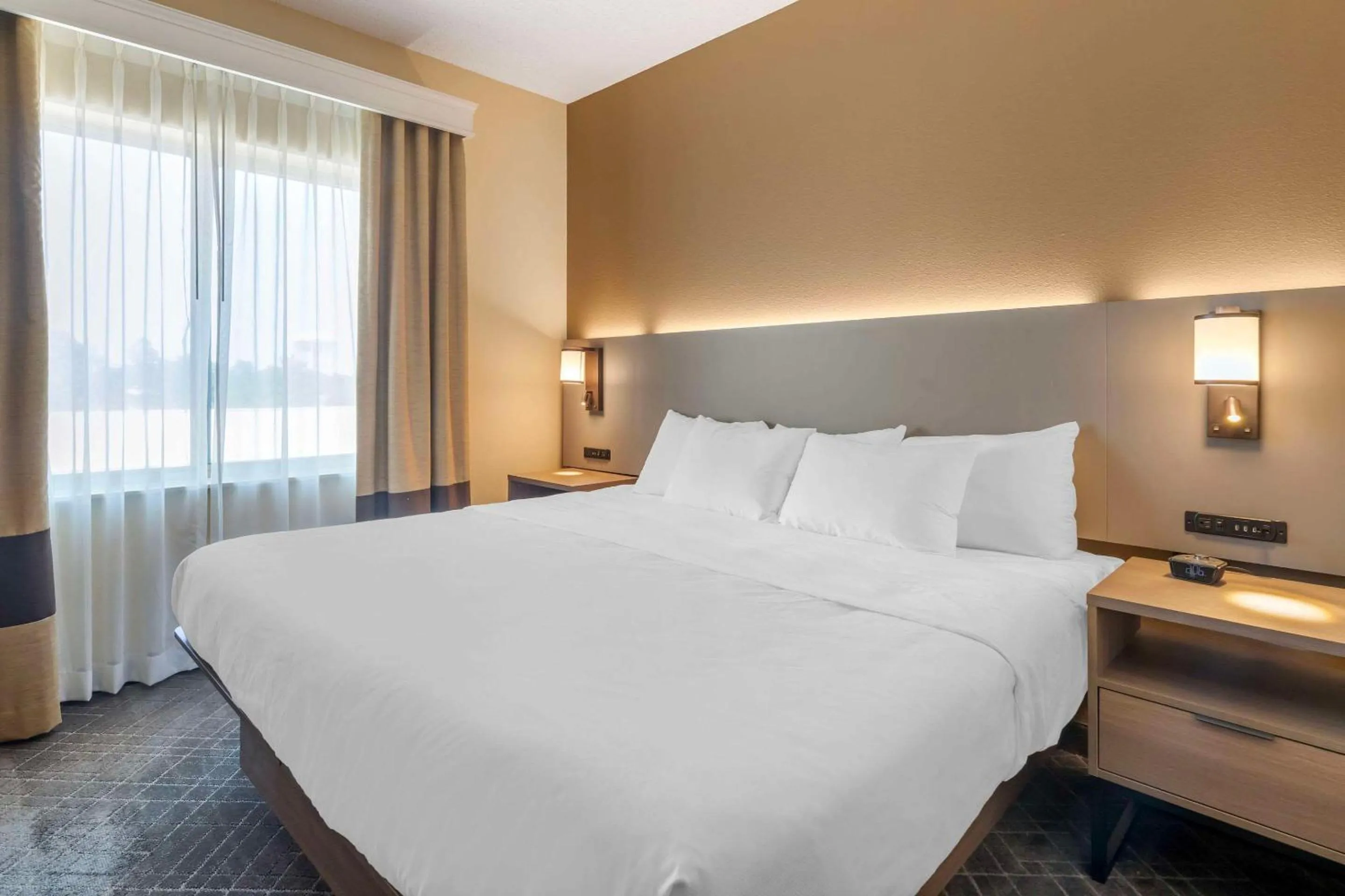 Bedroom, Bed in Comfort Suites McKinney-Allen