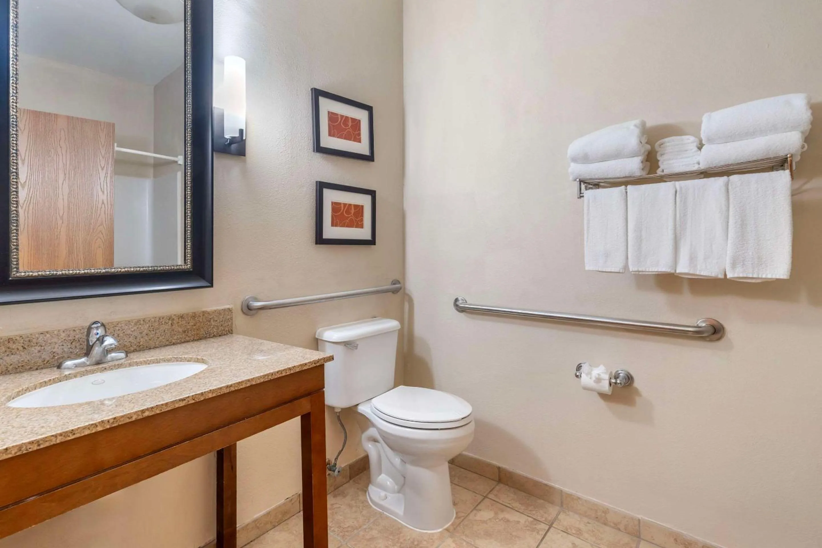 Bedroom in Comfort Suites McKinney-Allen