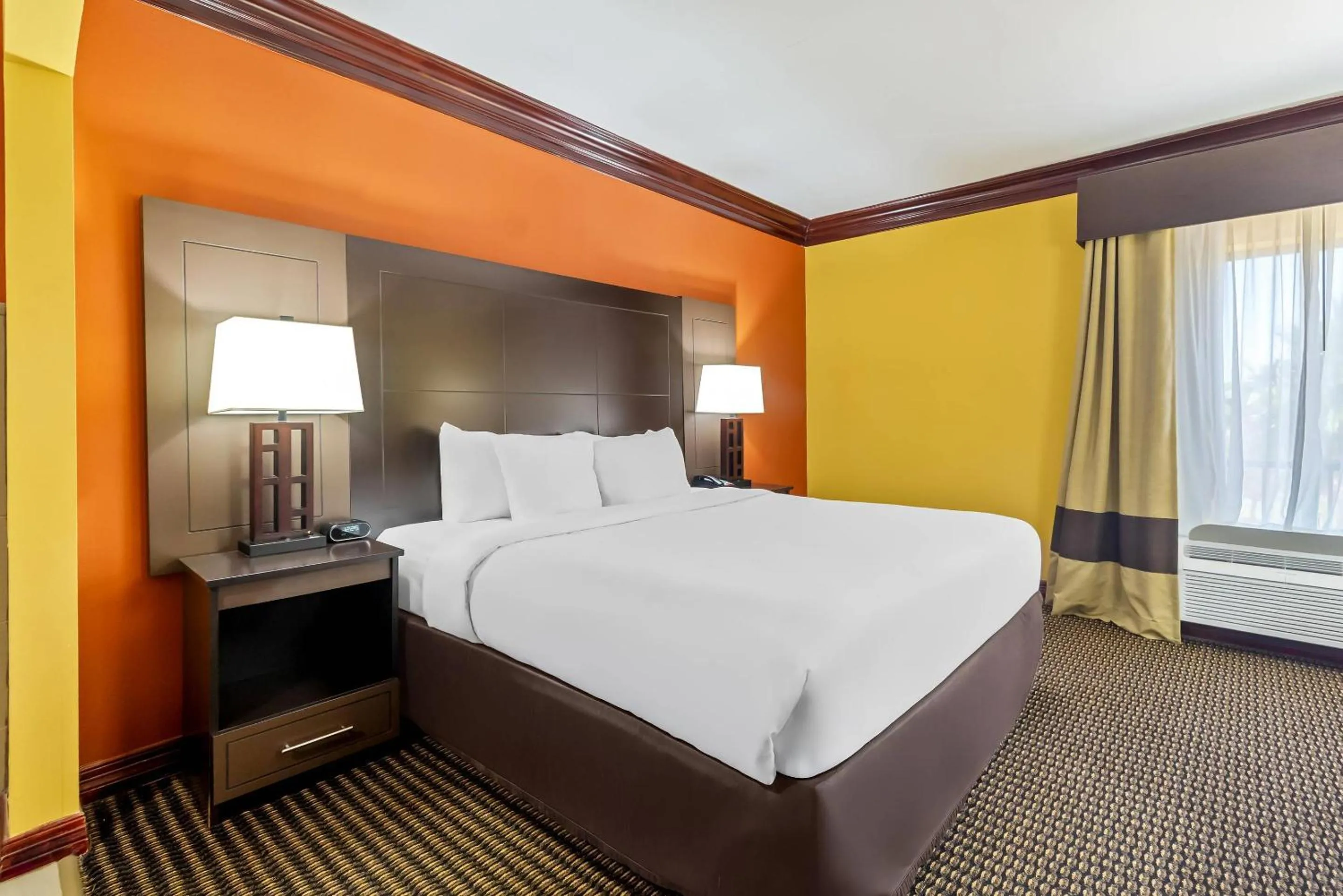 Bedroom, Bed in Comfort Suites Lake Jackson Clute