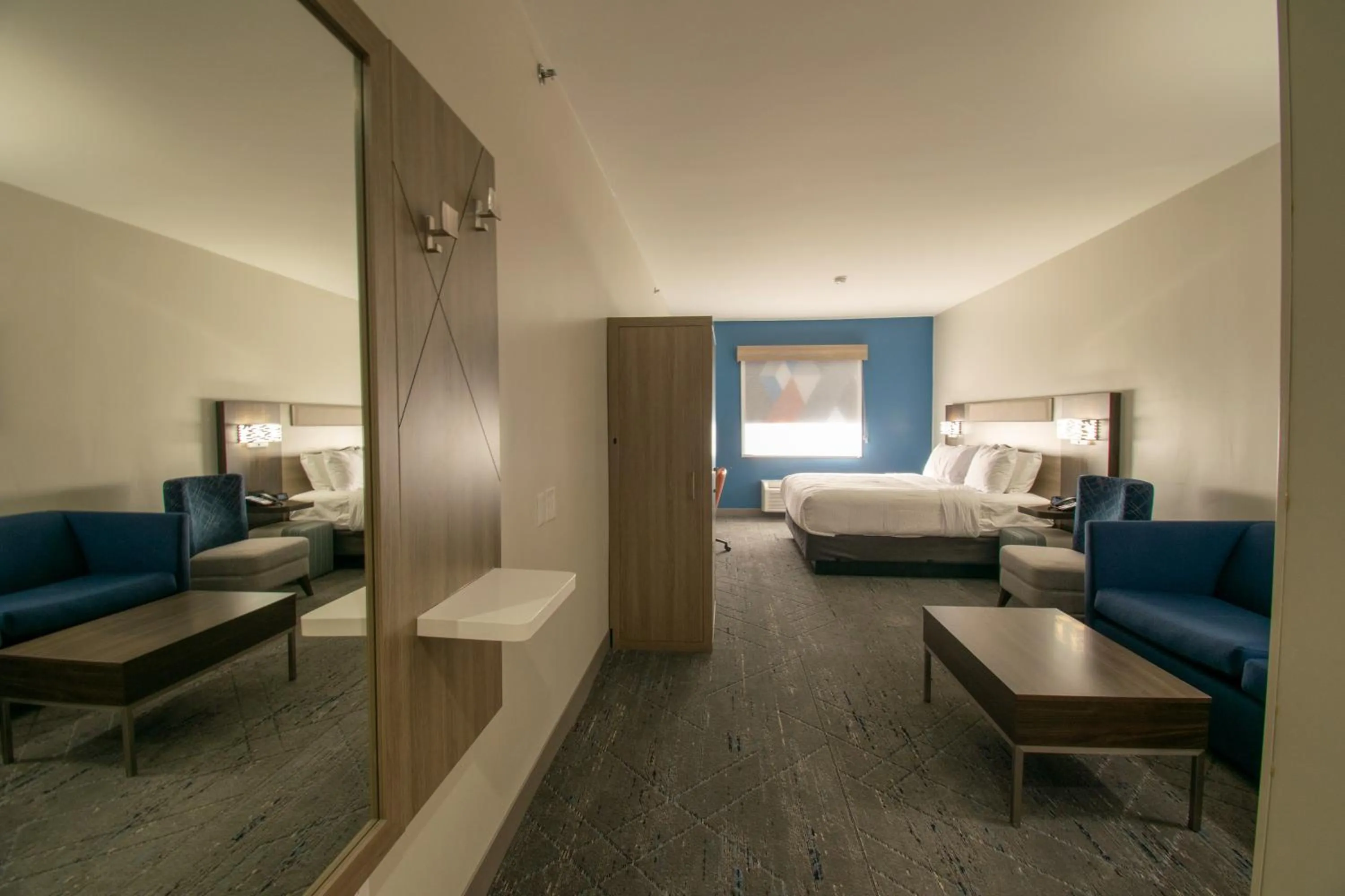 Photo of the whole room, Bed in Holiday Inn Express & Suites Sulphur Springs by IHG