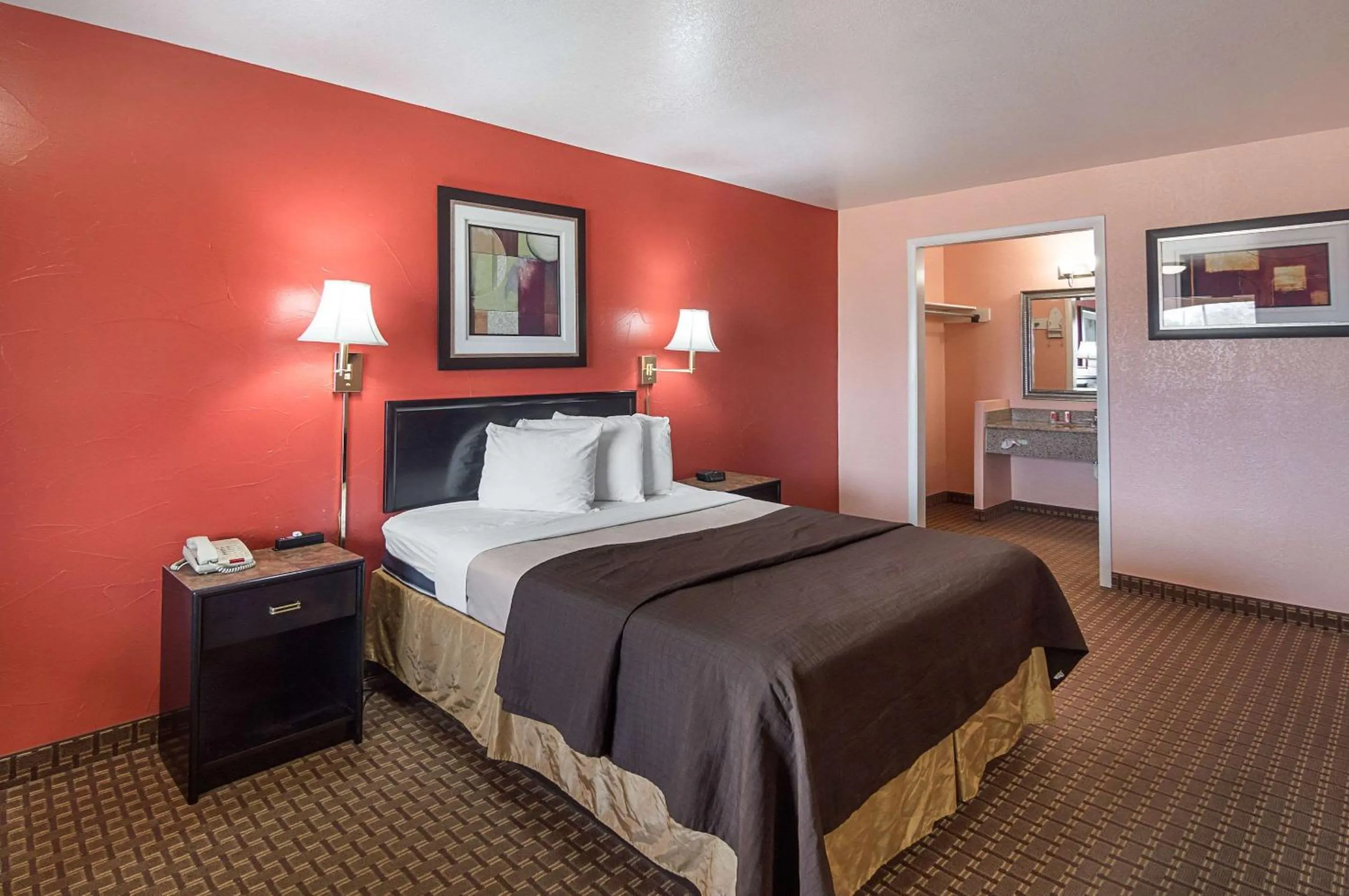 Photo of the whole room, Bed in Econo Lodge Dalhart Hwy 54 - Hwy 287