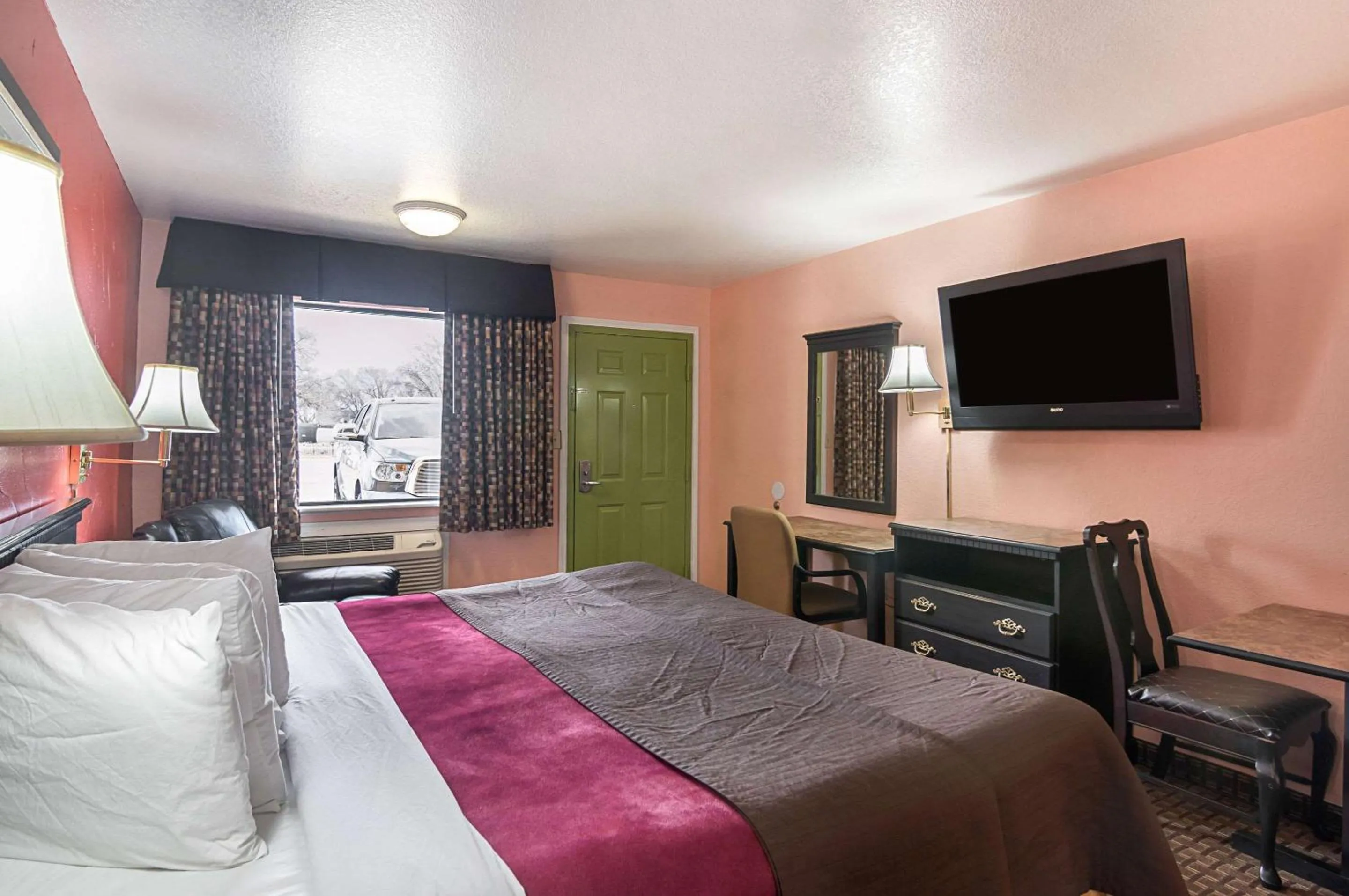 Photo of the whole room, Bed in Econo Lodge Dalhart Hwy 54 - Hwy 287