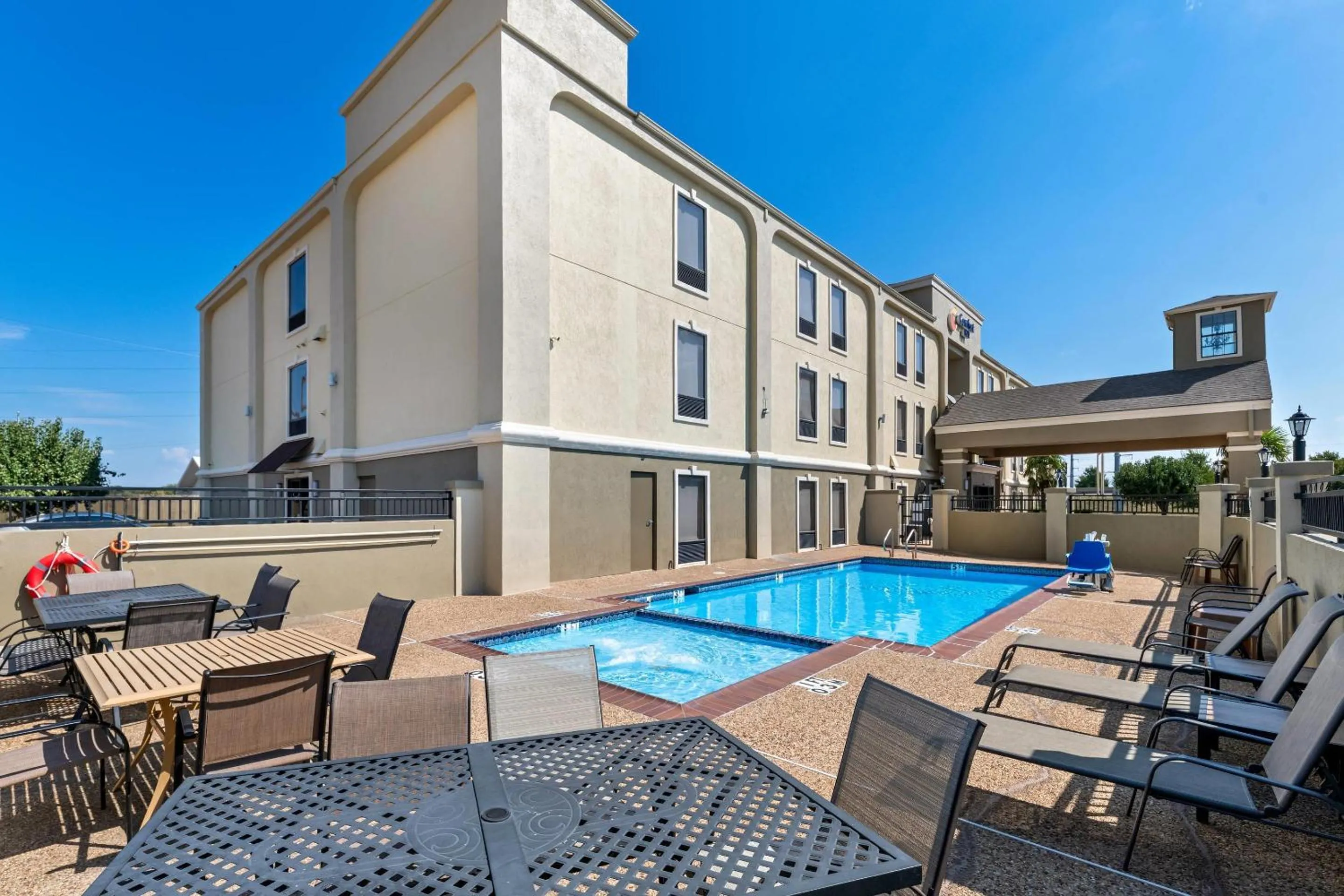 Swimming pool in Comfort Inn Corsicana East