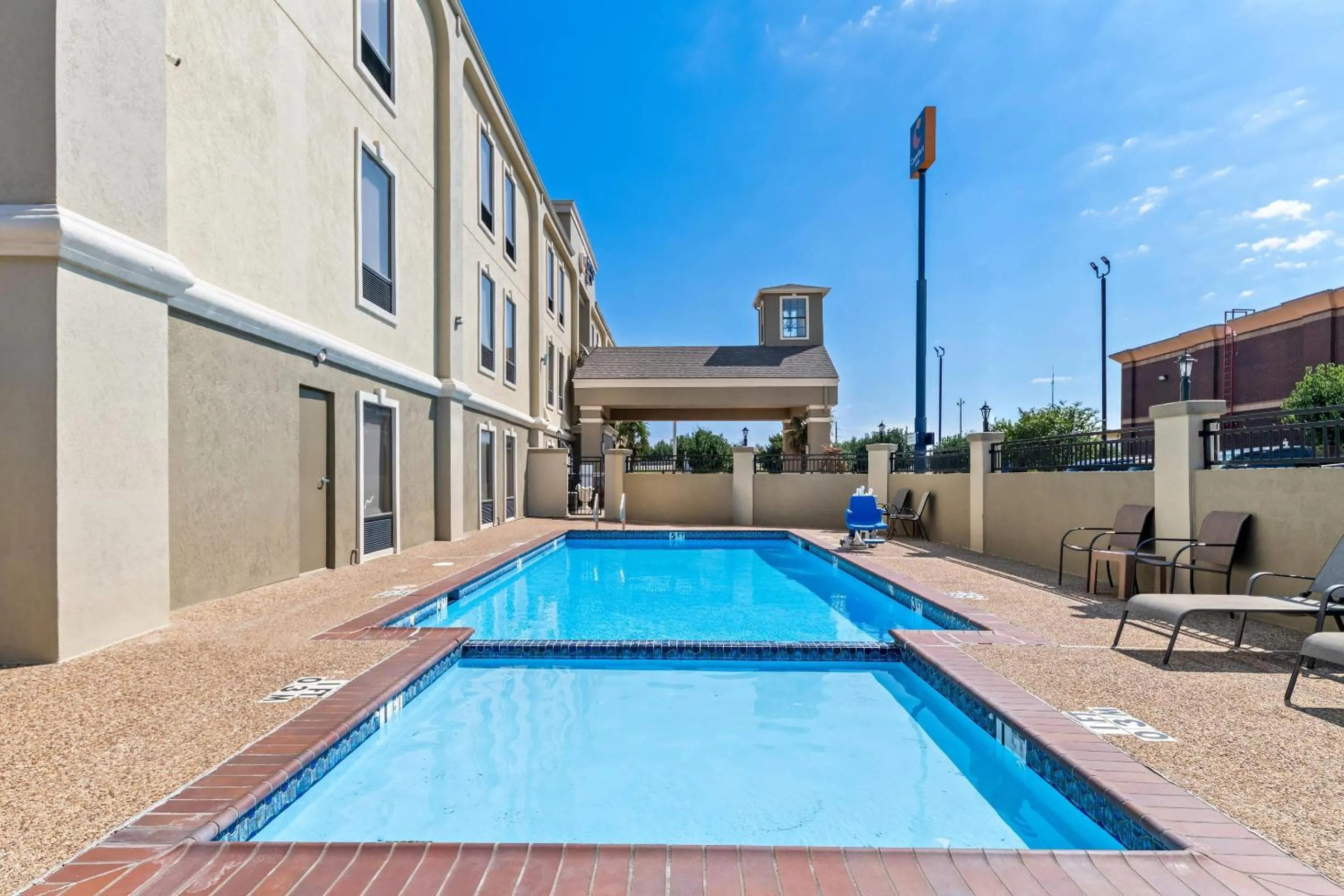 Swimming pool in Comfort Inn Corsicana East