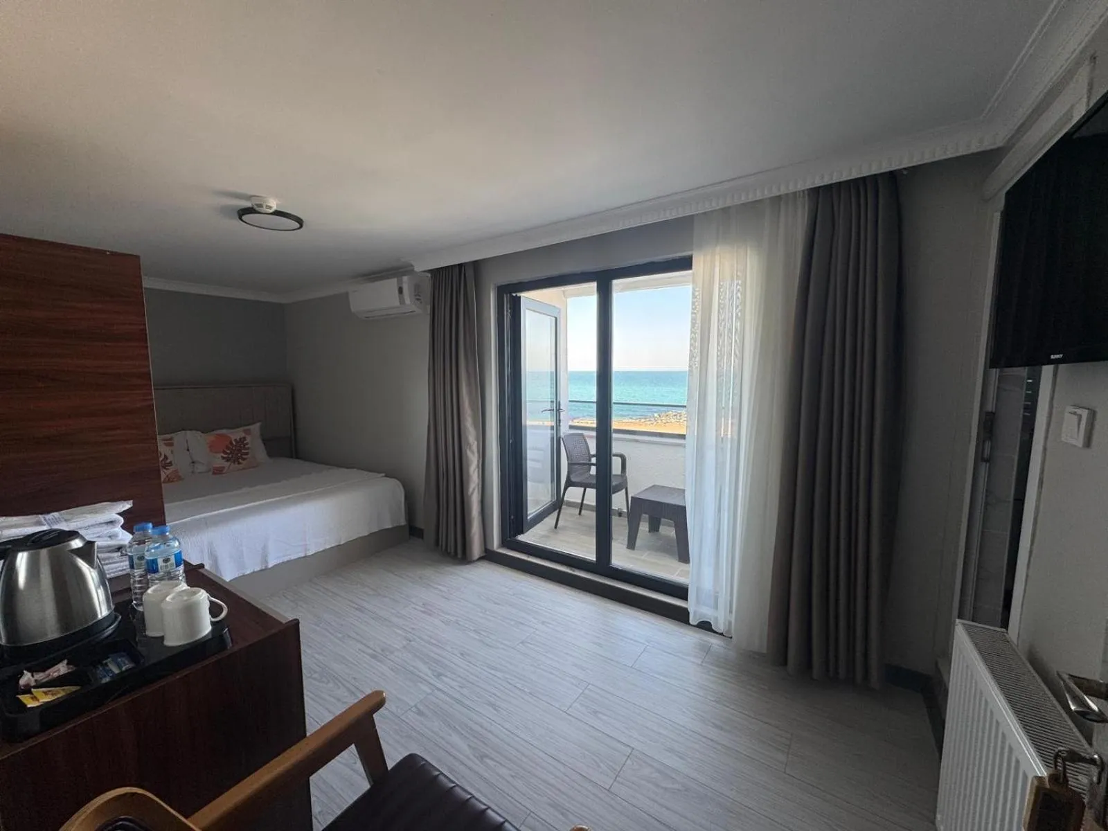 Communal lounge/ TV room, Bed in istanbul Airport Kumsal Otel