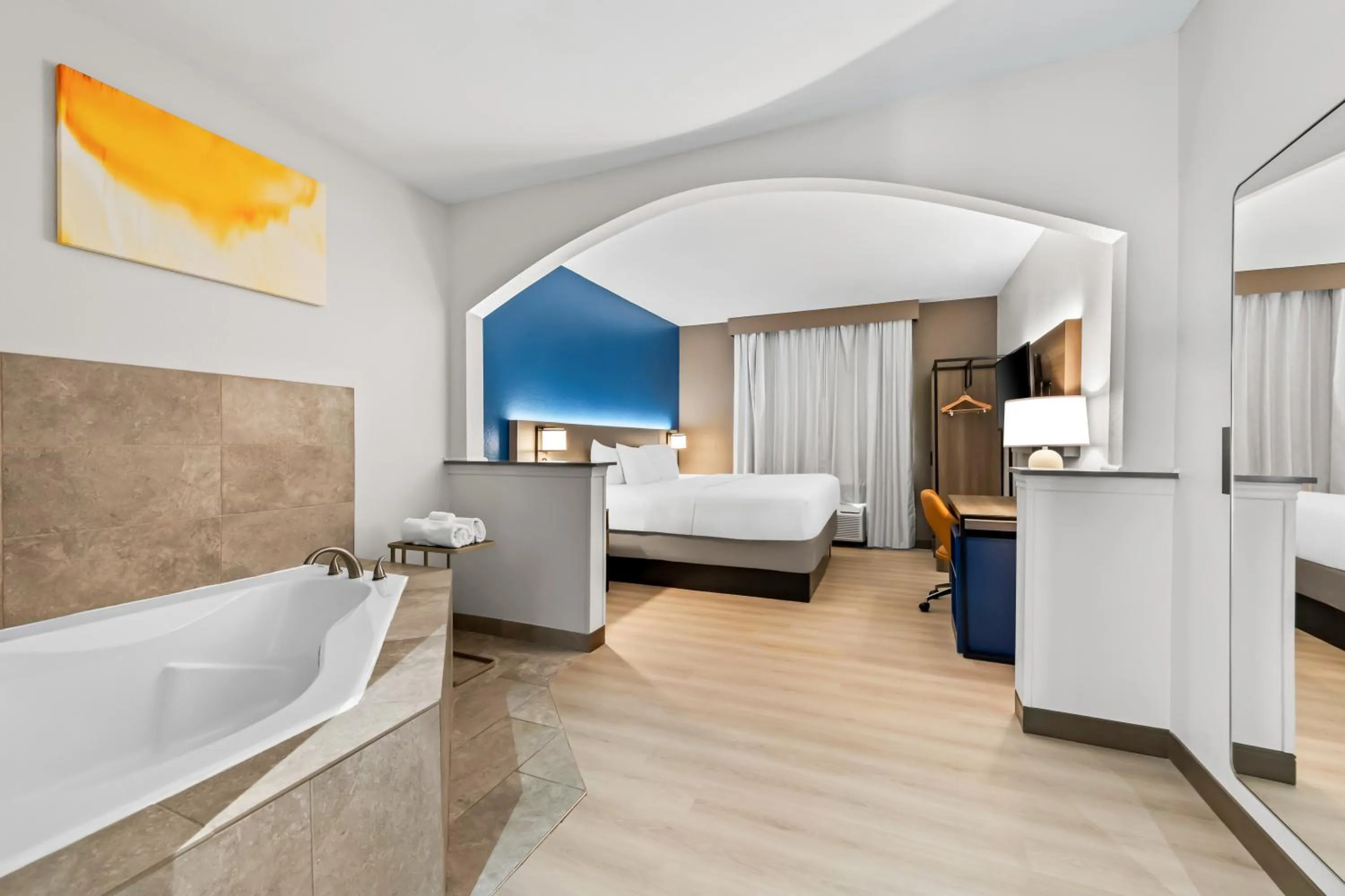 Bathroom, Bed in Comfort Suites Texarkana Texas