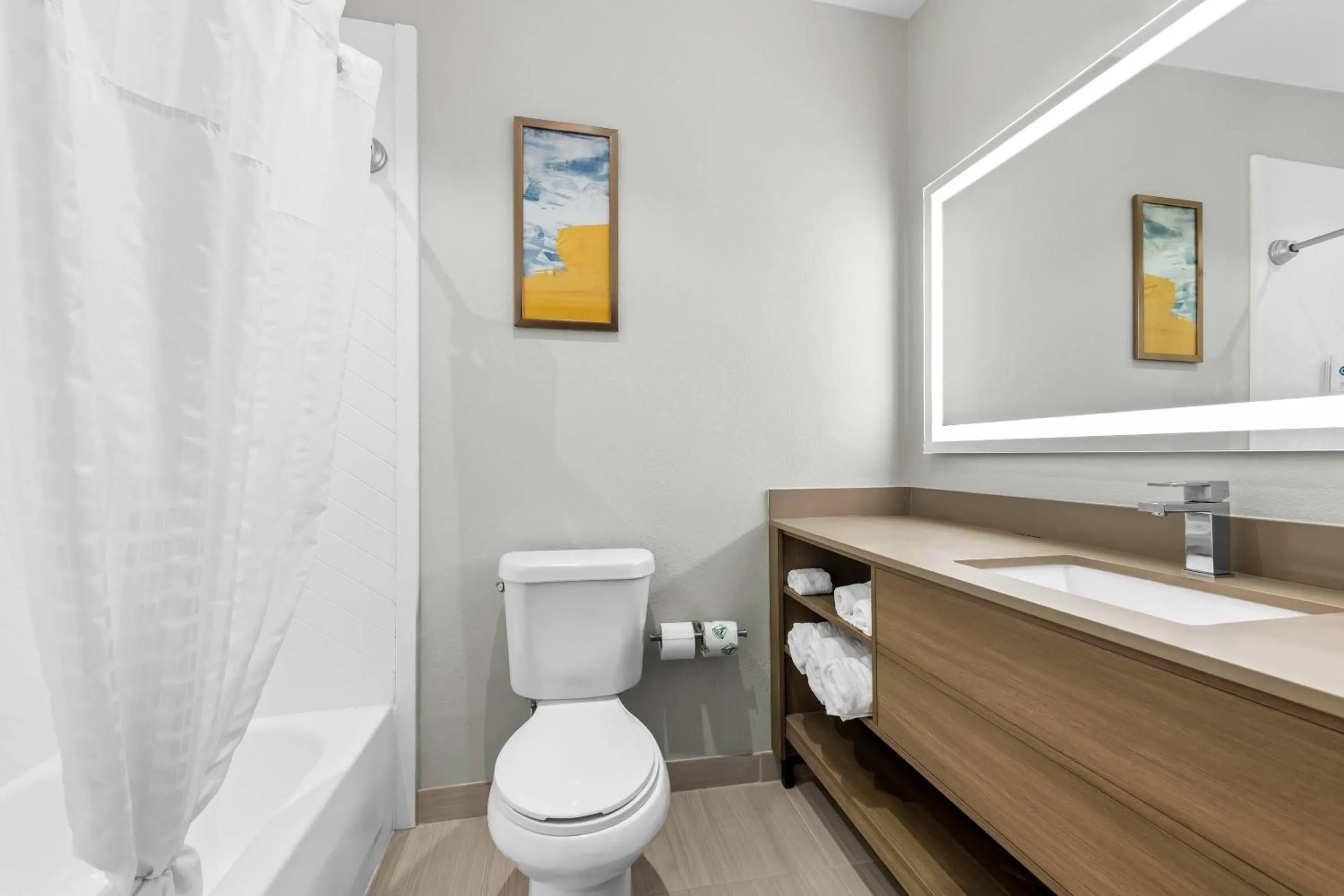 Bedroom in Comfort Suites Texarkana Texas