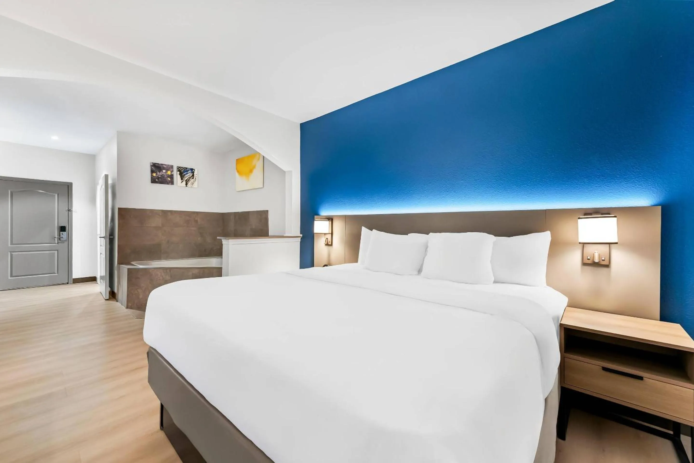 Bedroom, Bed in Comfort Suites Texarkana Texas