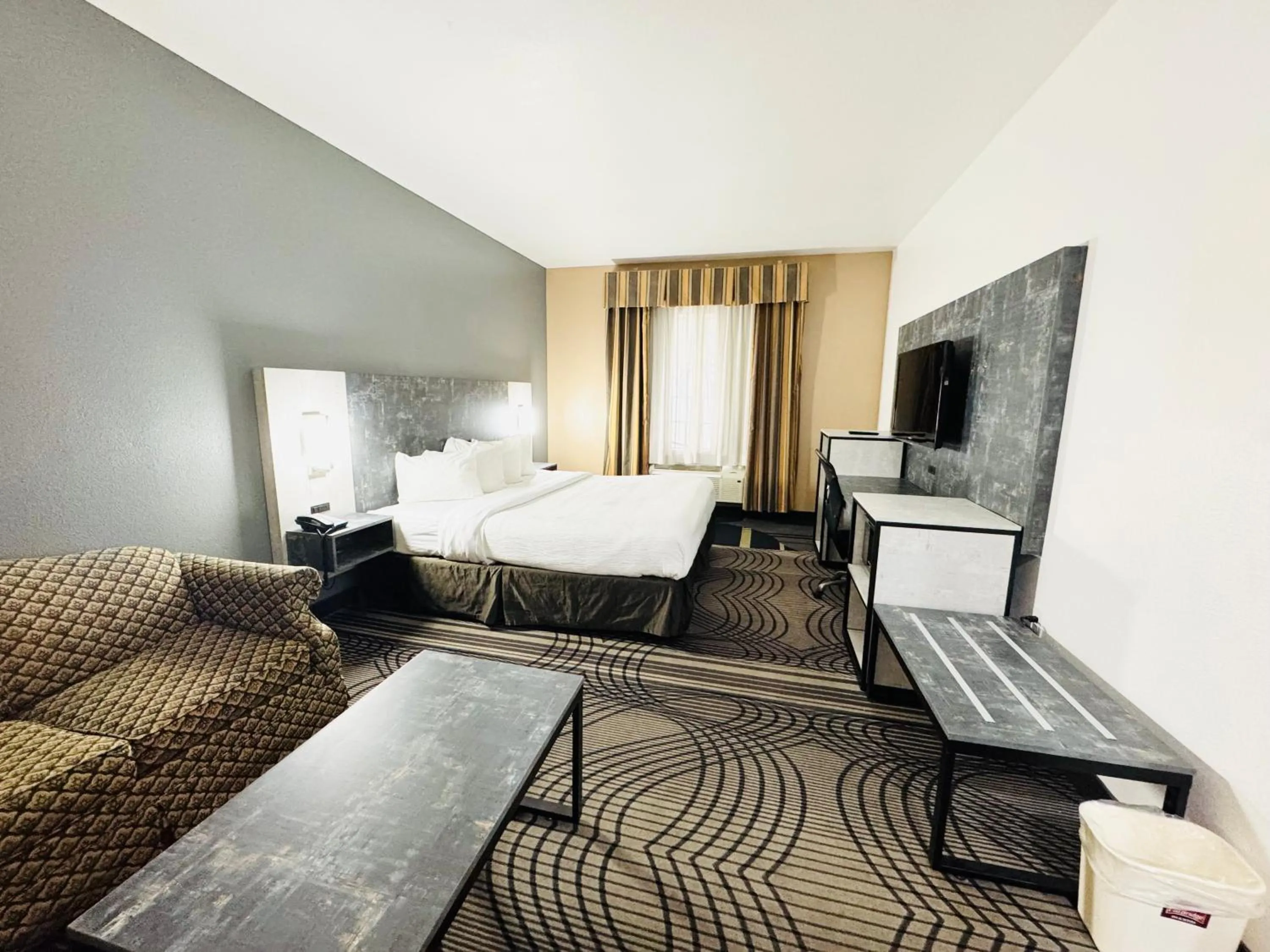 TV and multimedia, Bed in FairBridge Inn & Suites Cleburne