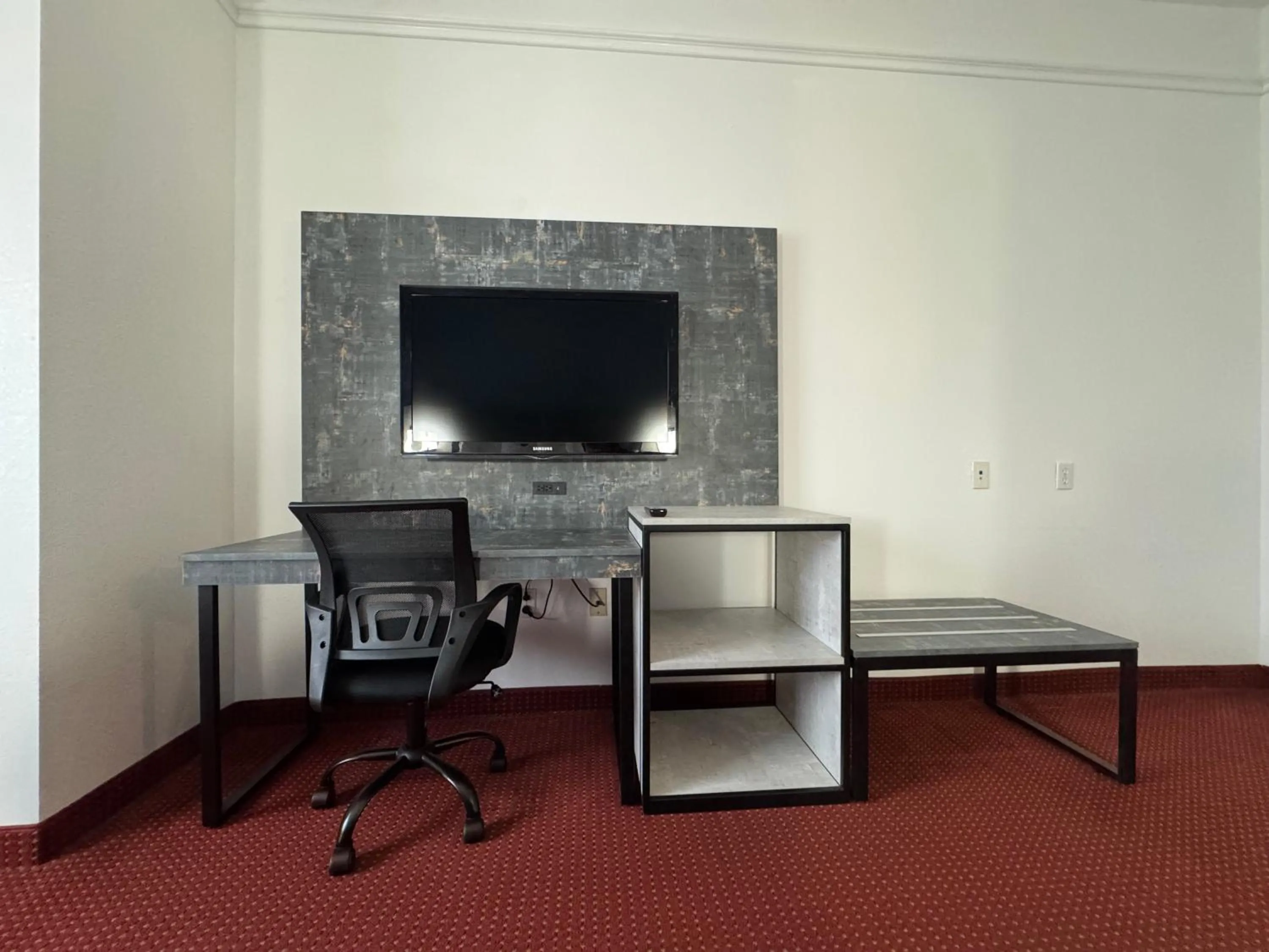 TV and multimedia in FairBridge Inn & Suites Cleburne