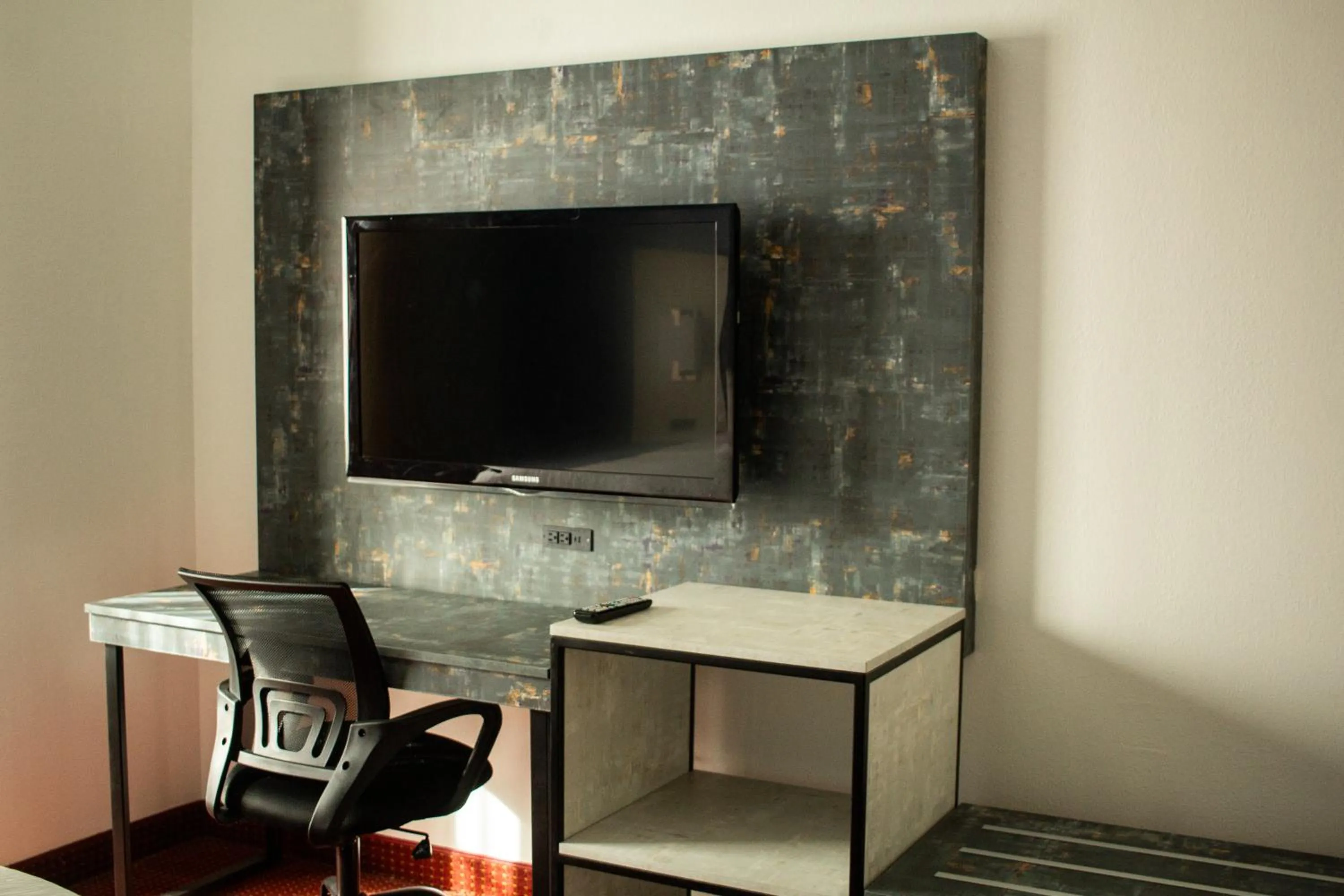TV and multimedia in FairBridge Inn & Suites Cleburne