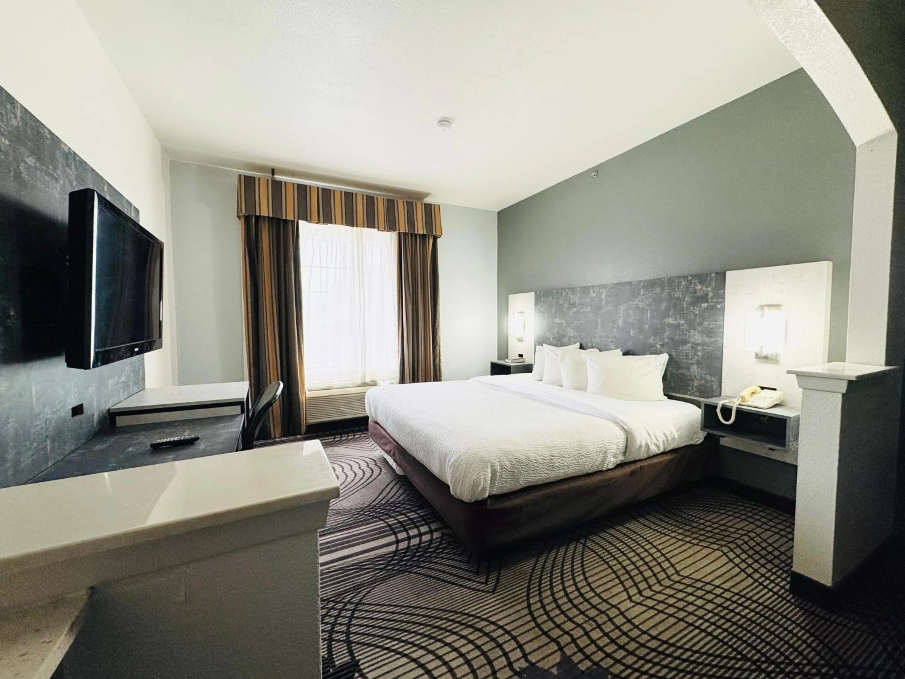 TV and multimedia, Bed in FairBridge Inn & Suites Cleburne