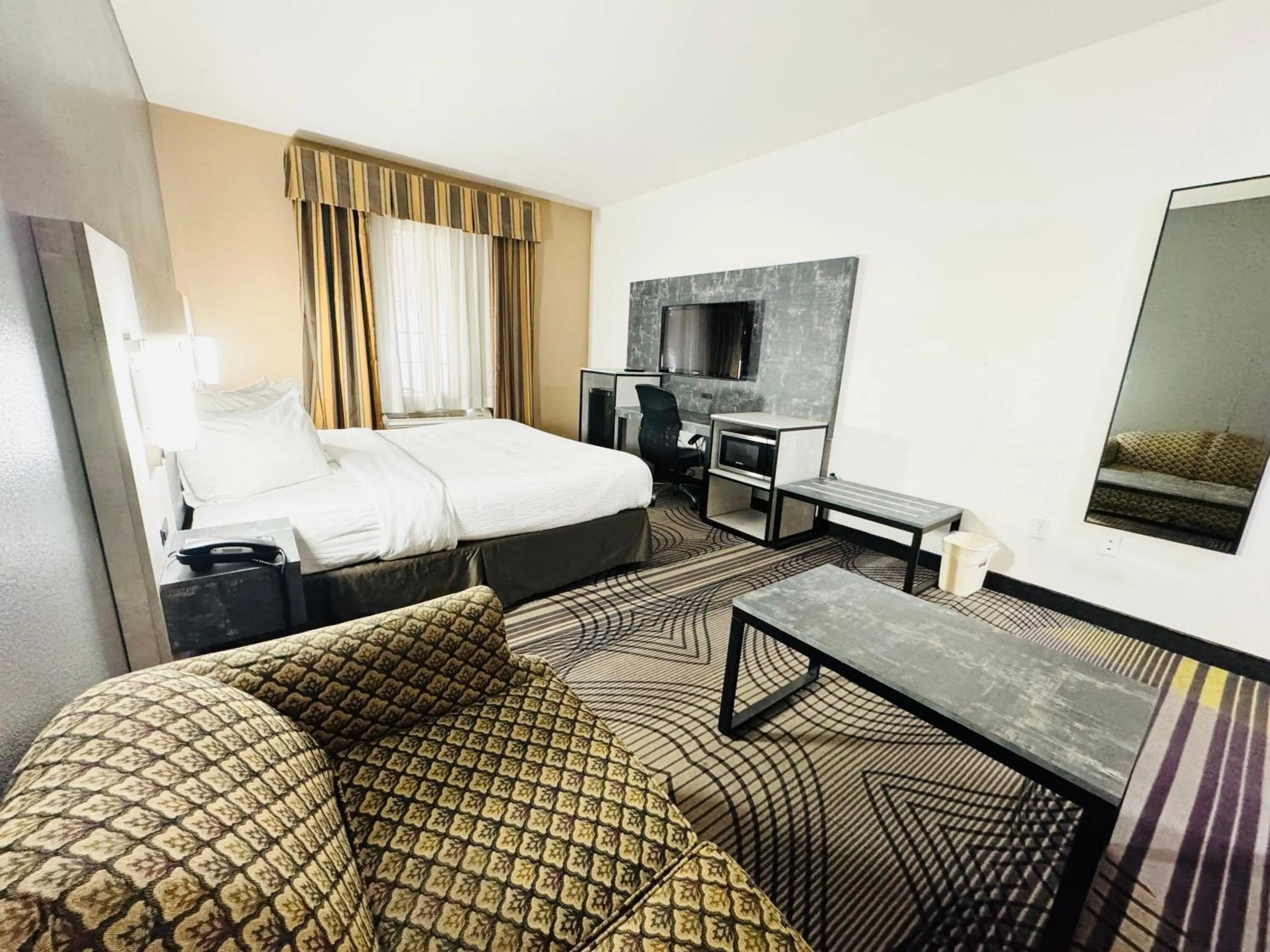 TV and multimedia, Bed in FairBridge Inn & Suites Cleburne