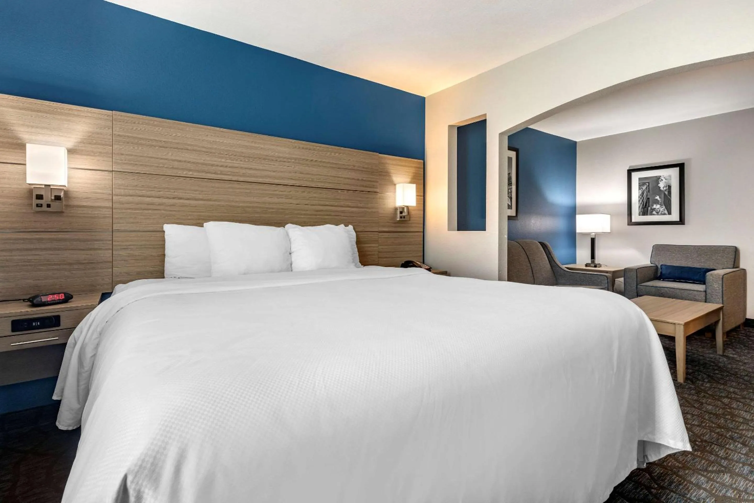 Photo of the whole room, Bed in Comfort Inn & Suites Mansfield