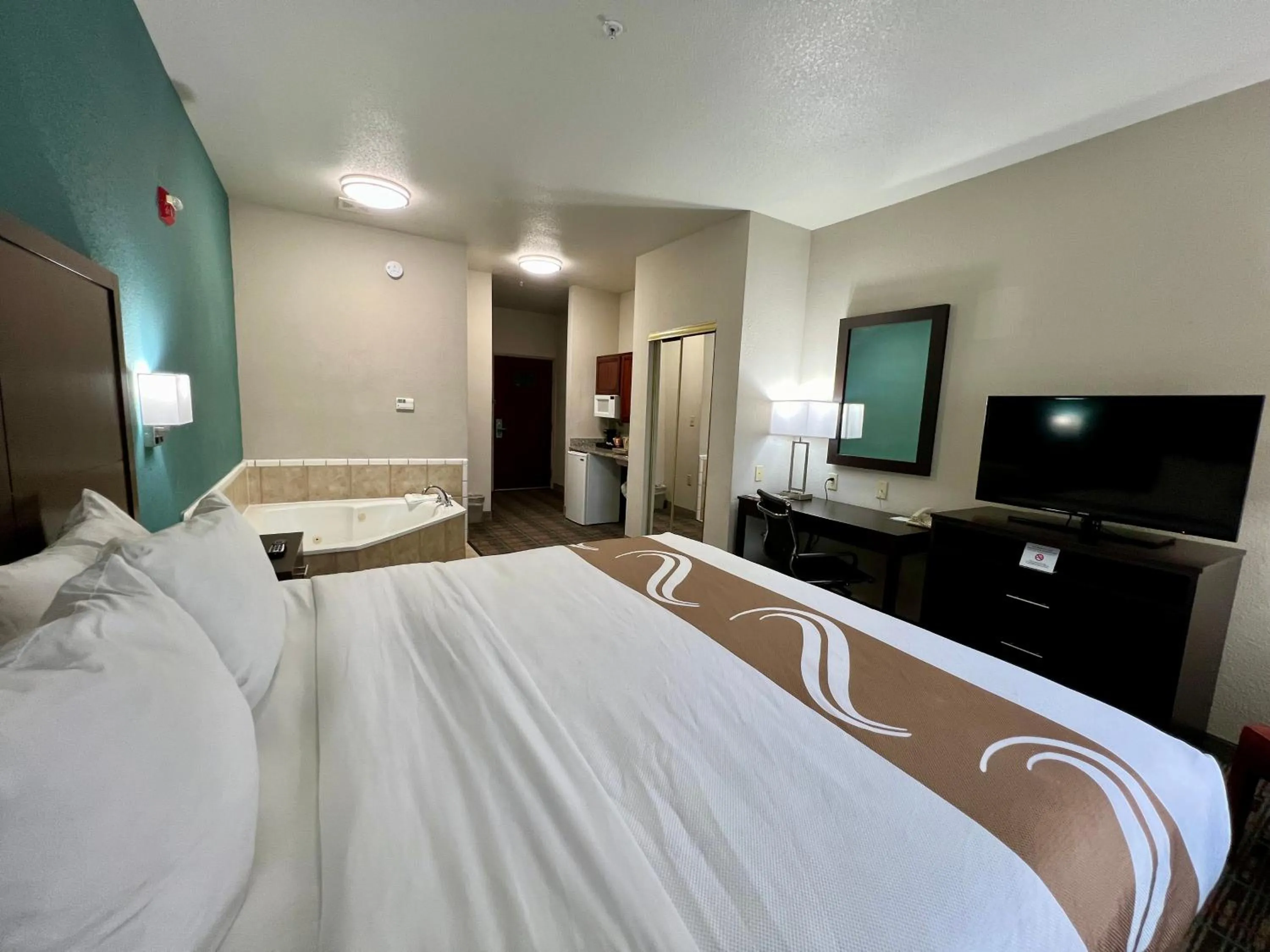 Bed in Quality Inn & Suites Near University