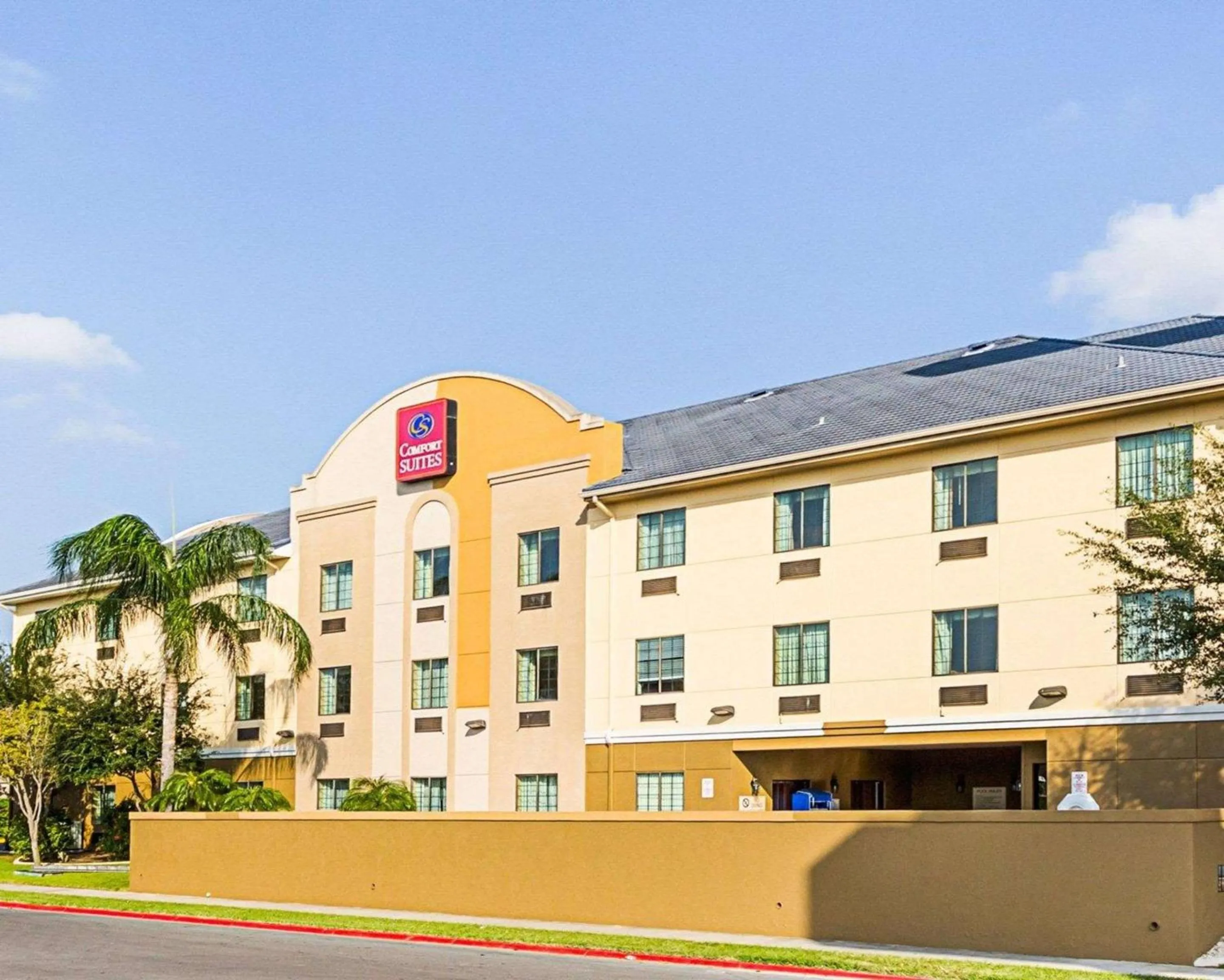 Property building in Comfort Suites At Plaza Mall