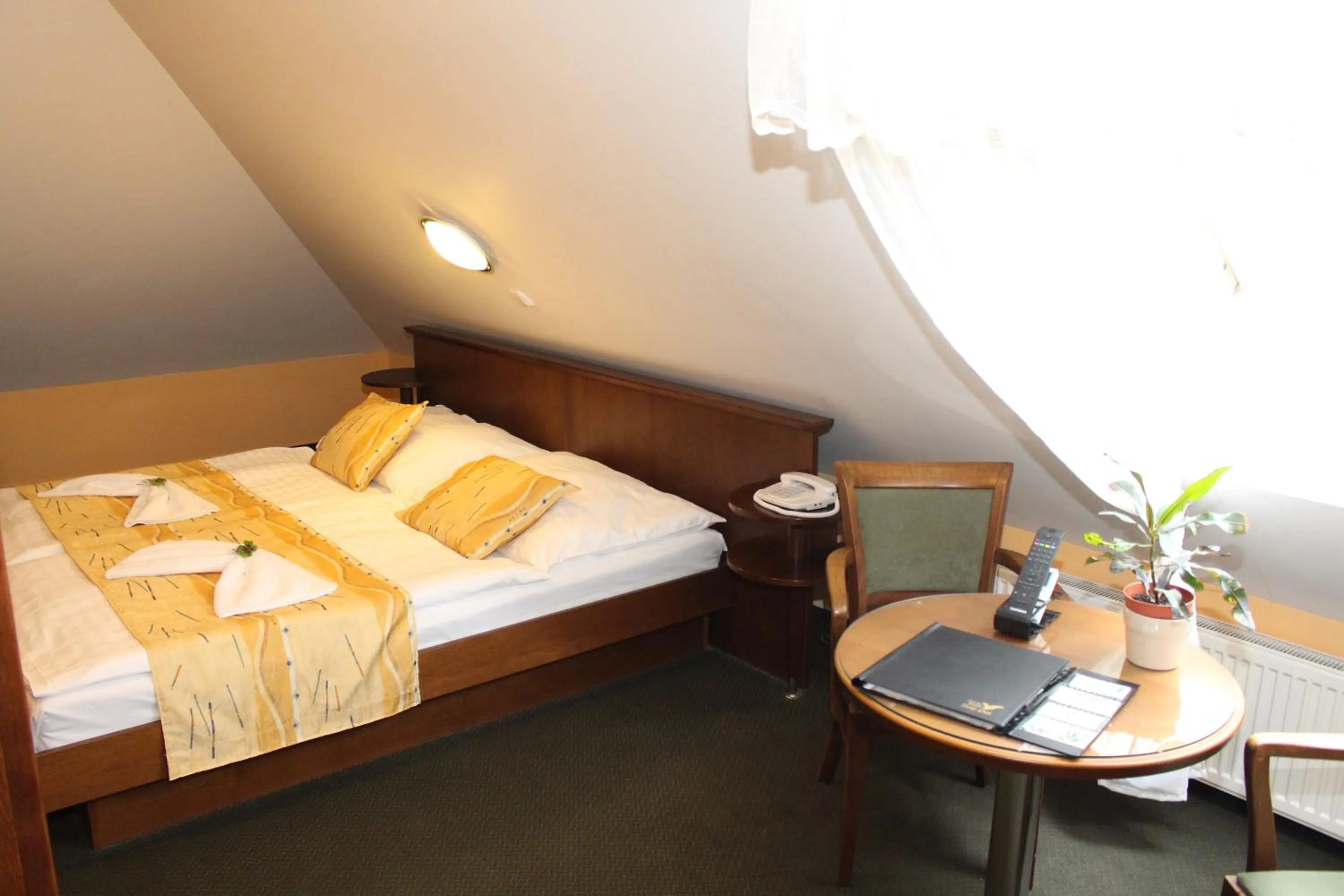 Bedroom, Bed in Zámecký Hotel Zlatý Orel