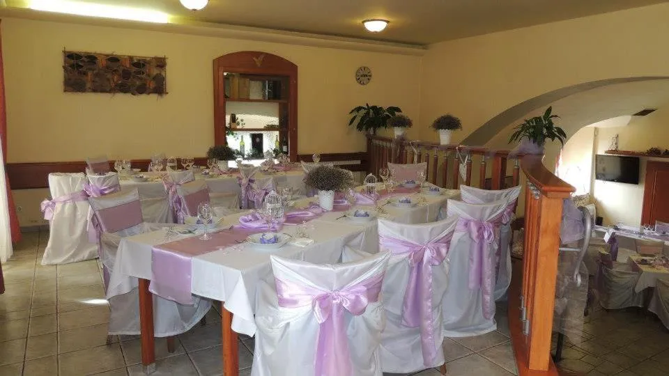 Restaurant/places to eat in Zámecký Hotel Zlatý Orel