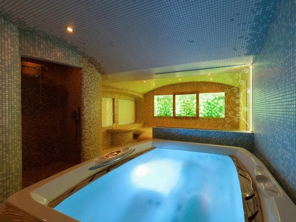 Hot Tub in Zámecký Hotel Zlatý Orel