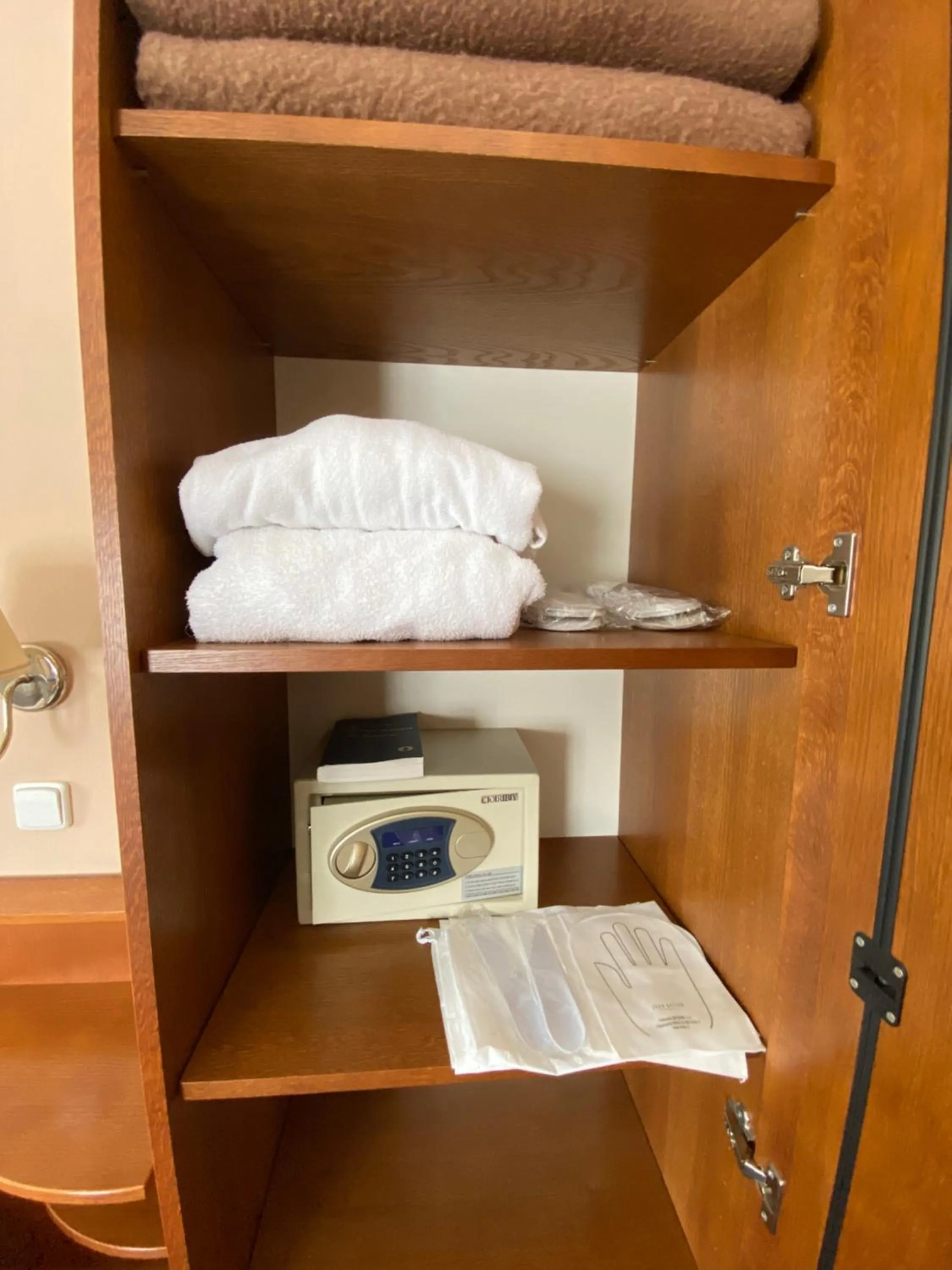 wardrobe in Zámecký Hotel Zlatý Orel