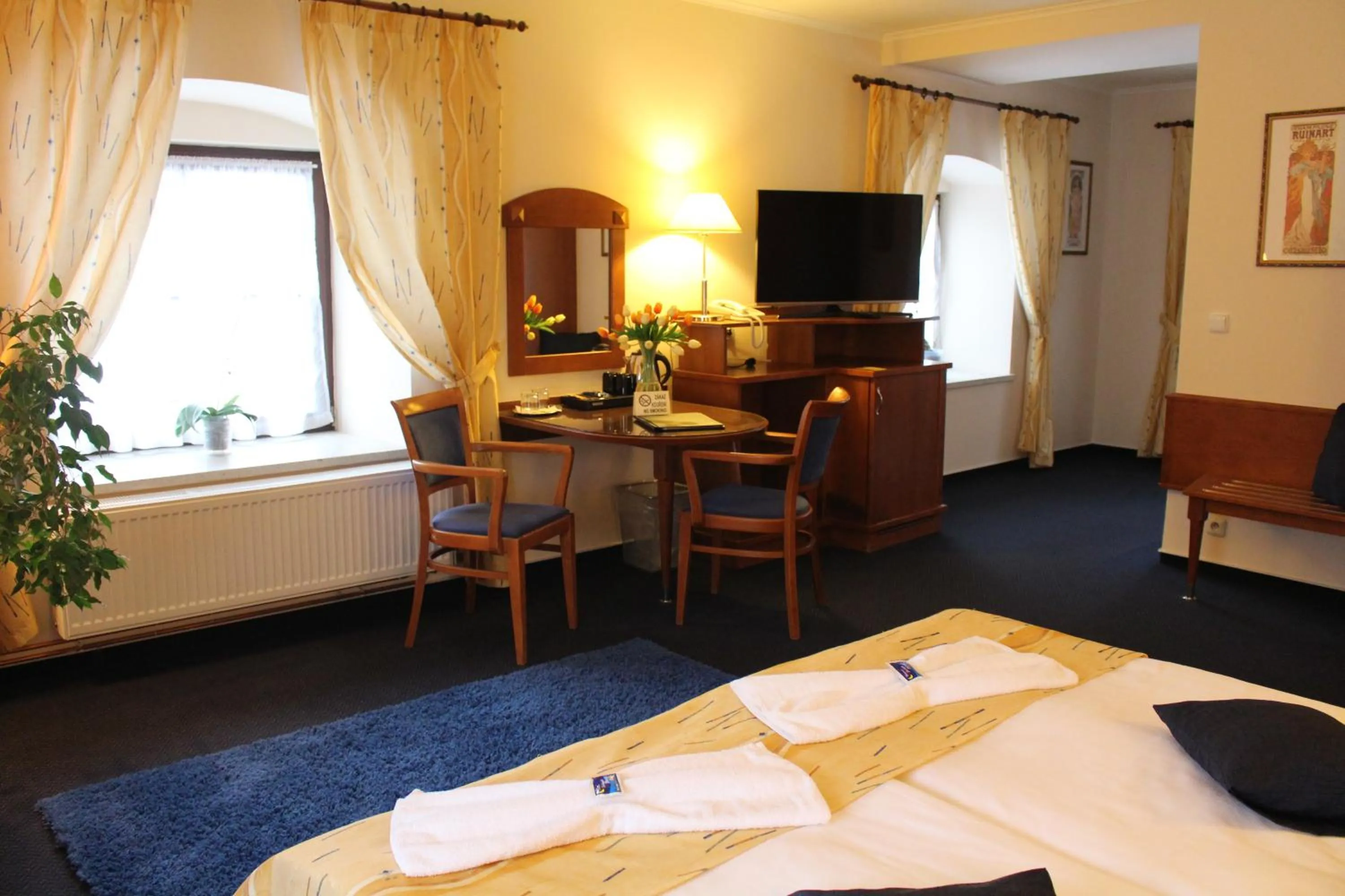 Bedroom, Bed in Zámecký Hotel Zlatý Orel